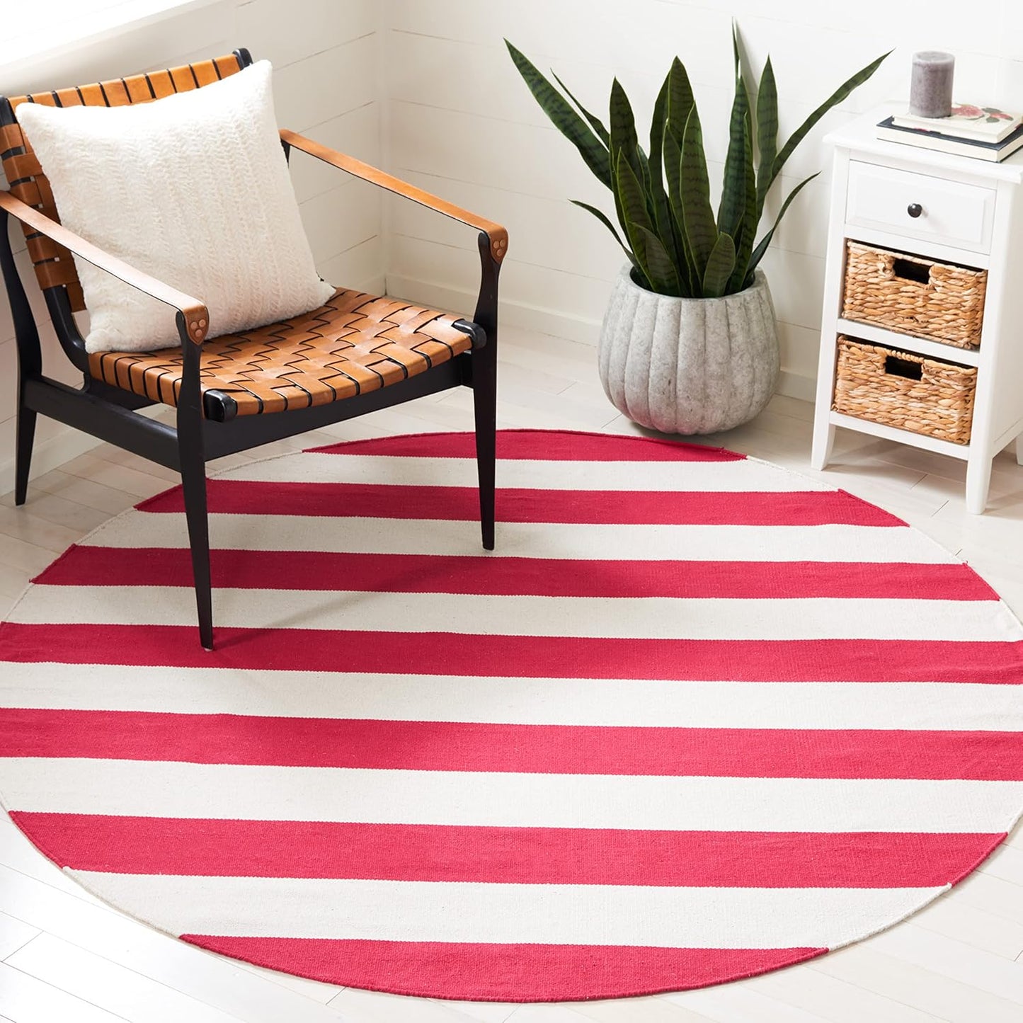 SAFAVIEH Montauk Collection Area Rug - 4' Round, Black & Ivory, Handmade Flatweave Cotton, Woven Texture, Farmhouse Stripe Pattern, Ideal for Living Room, Foyer, Bedroom, Dining Space (MTK712D)