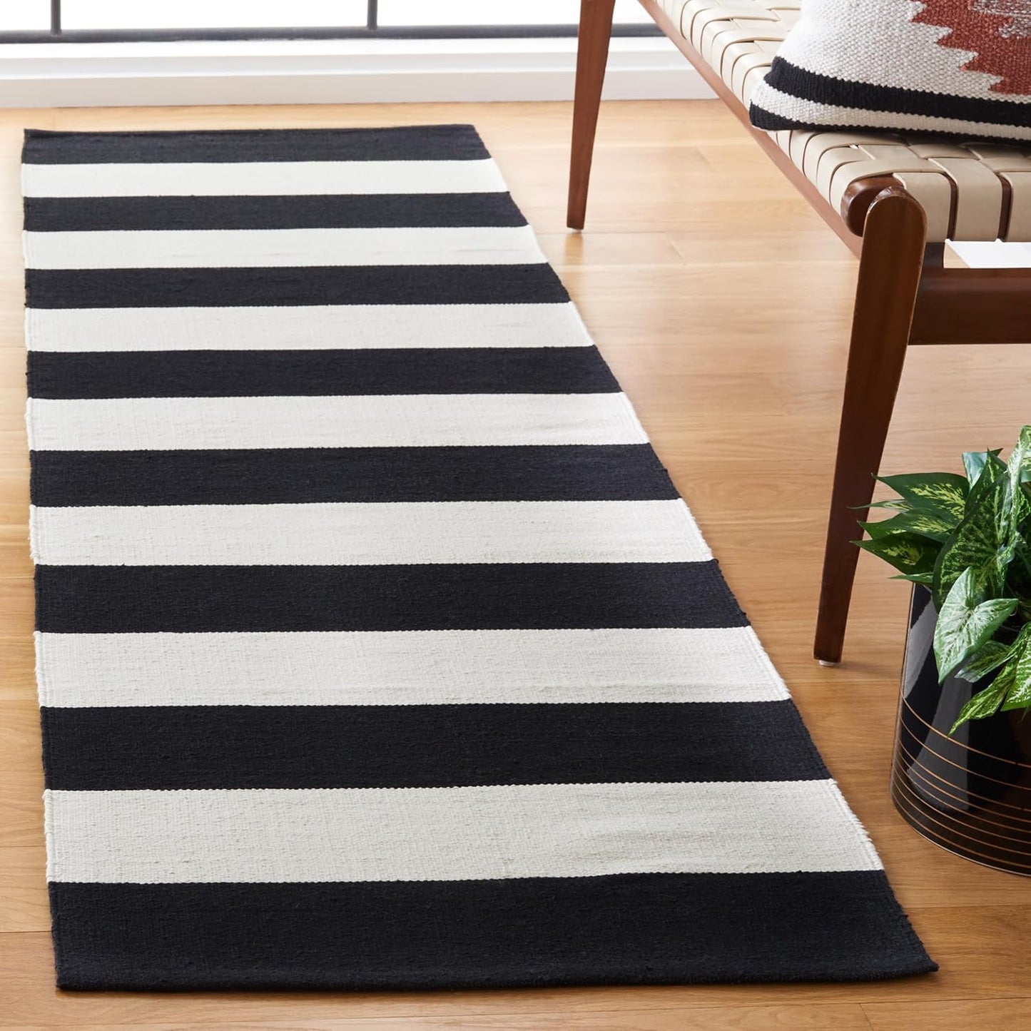 SAFAVIEH Montauk Collection Area Rug - 4' Round, Black & Ivory, Handmade Flatweave Cotton, Woven Texture, Farmhouse Stripe Pattern, Ideal for Living Room, Foyer, Bedroom, Dining Space (MTK712D)