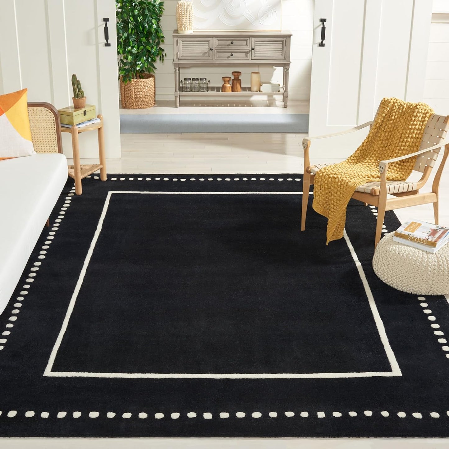SAFAVIEH Bella Collection Area Rug - 5' Round, Black & Ivory, Handmade Dotted Border Wool, Ideal for High Traffic Areas in Living Room, Bedroom (BEL151E)