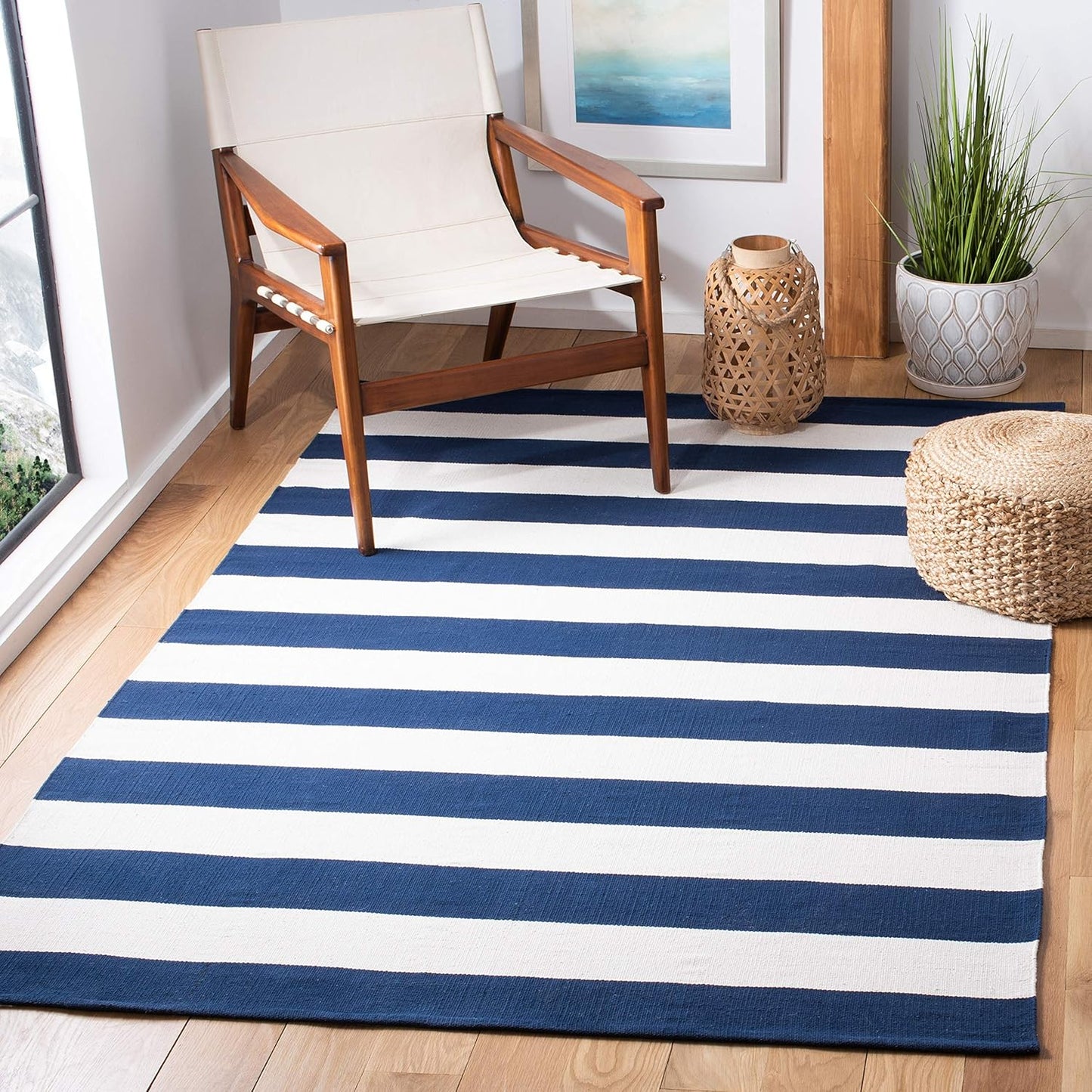 SAFAVIEH Montauk Collection Area Rug - 4' Round, Black & Ivory, Handmade Flatweave Cotton, Woven Texture, Farmhouse Stripe Pattern, Ideal for Living Room, Foyer, Bedroom, Dining Space (MTK712D)