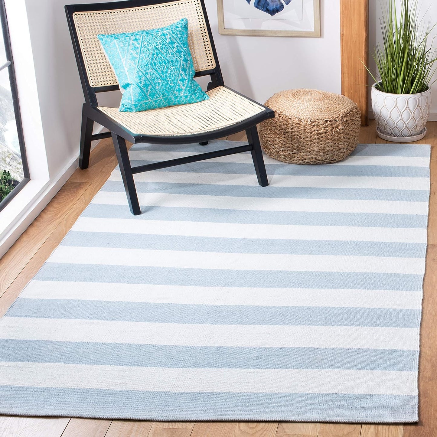 SAFAVIEH Montauk Collection Area Rug - 4' Round, Black & Ivory, Handmade Flatweave Cotton, Woven Texture, Farmhouse Stripe Pattern, Ideal for Living Room, Foyer, Bedroom, Dining Space (MTK712D)