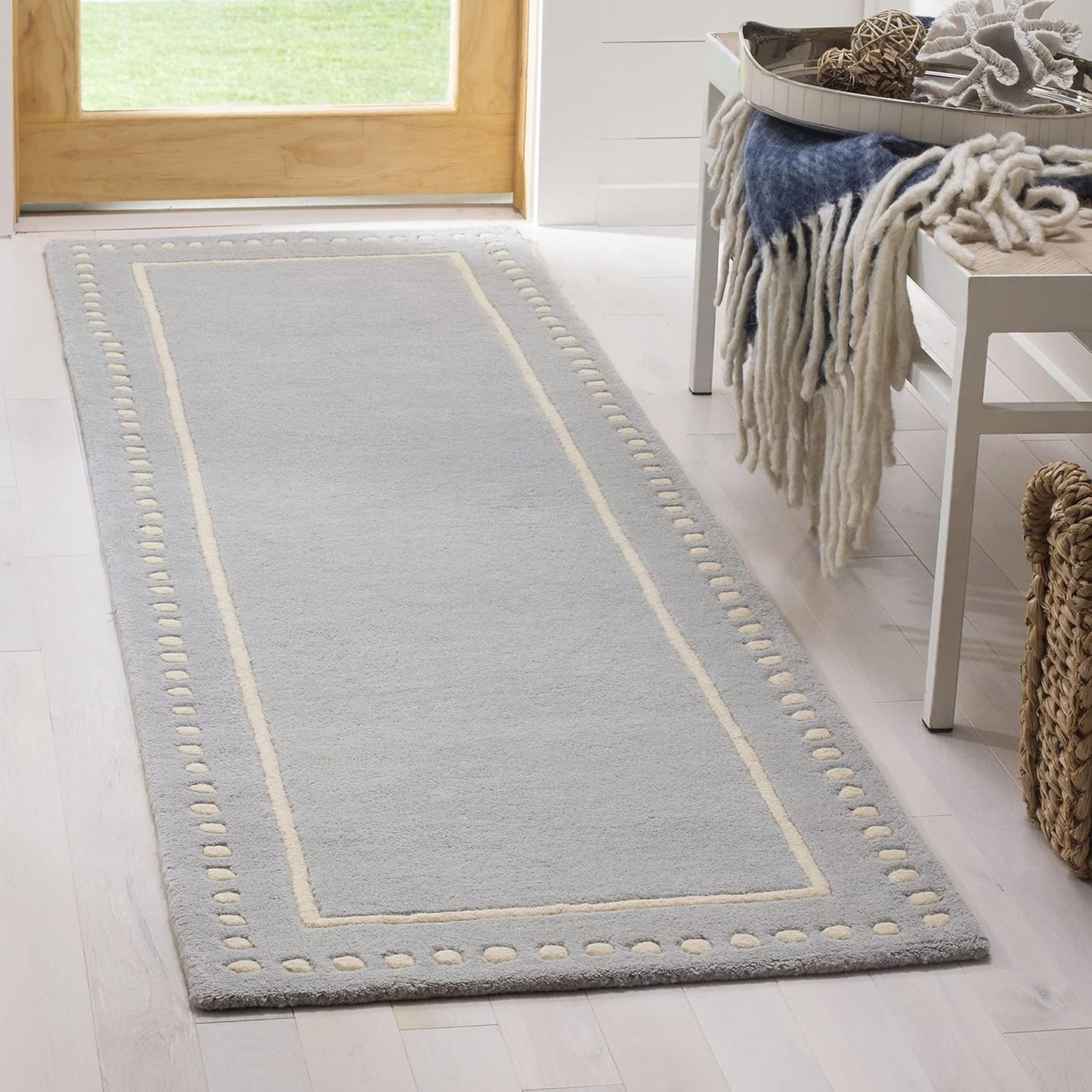 SAFAVIEH Bella Collection Area Rug - 5' Round, Black & Ivory, Handmade Dotted Border Wool, Ideal for High Traffic Areas in Living Room, Bedroom (BEL151E)