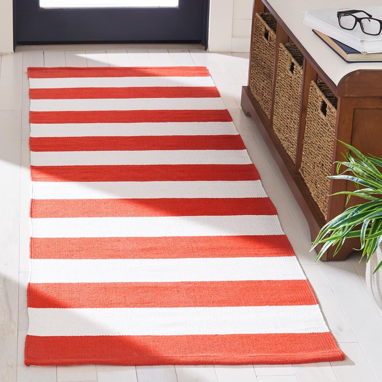SAFAVIEH Montauk Collection Area Rug - 4' Round, Black & Ivory, Handmade Flatweave Cotton, Woven Texture, Farmhouse Stripe Pattern, Ideal for Living Room, Foyer, Bedroom, Dining Space (MTK712D)