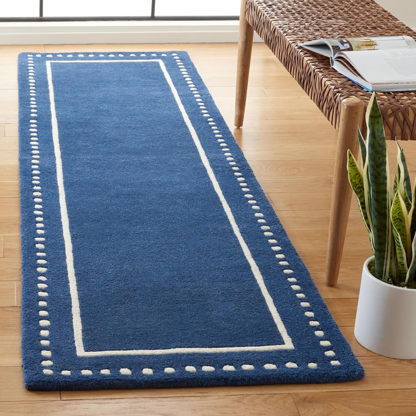 SAFAVIEH Bella Collection Area Rug - 5' Round, Black & Ivory, Handmade Dotted Border Wool, Ideal for High Traffic Areas in Living Room, Bedroom (BEL151E)