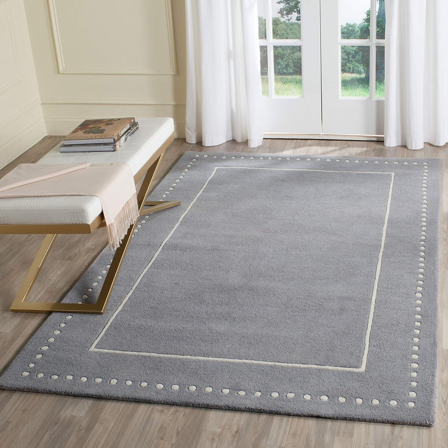 SAFAVIEH Bella Collection Area Rug - 5' Round, Black & Ivory, Handmade Dotted Border Wool, Ideal for High Traffic Areas in Living Room, Bedroom (BEL151E)