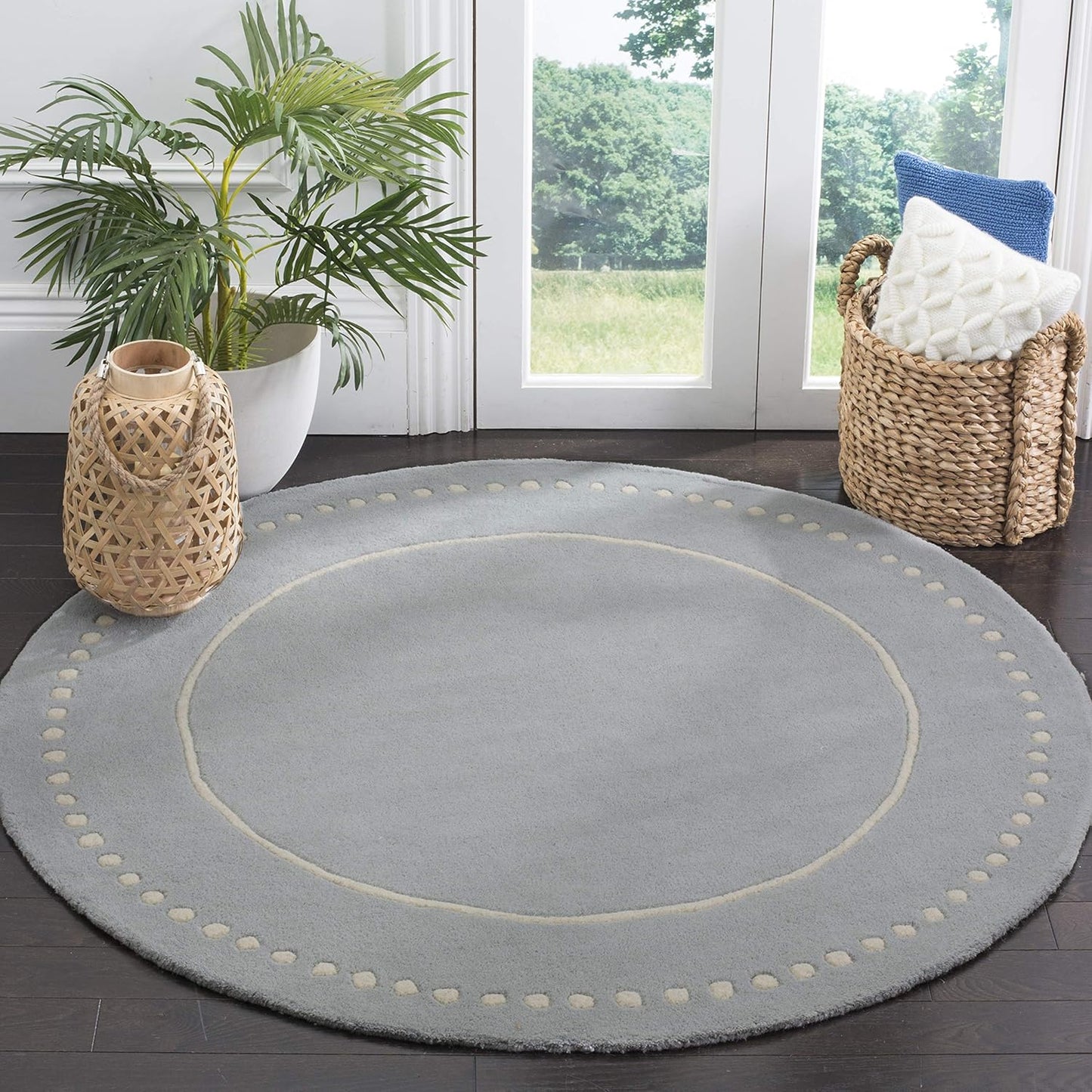 SAFAVIEH Bella Collection Area Rug - 5' Round, Black & Ivory, Handmade Dotted Border Wool, Ideal for High Traffic Areas in Living Room, Bedroom (BEL151E)