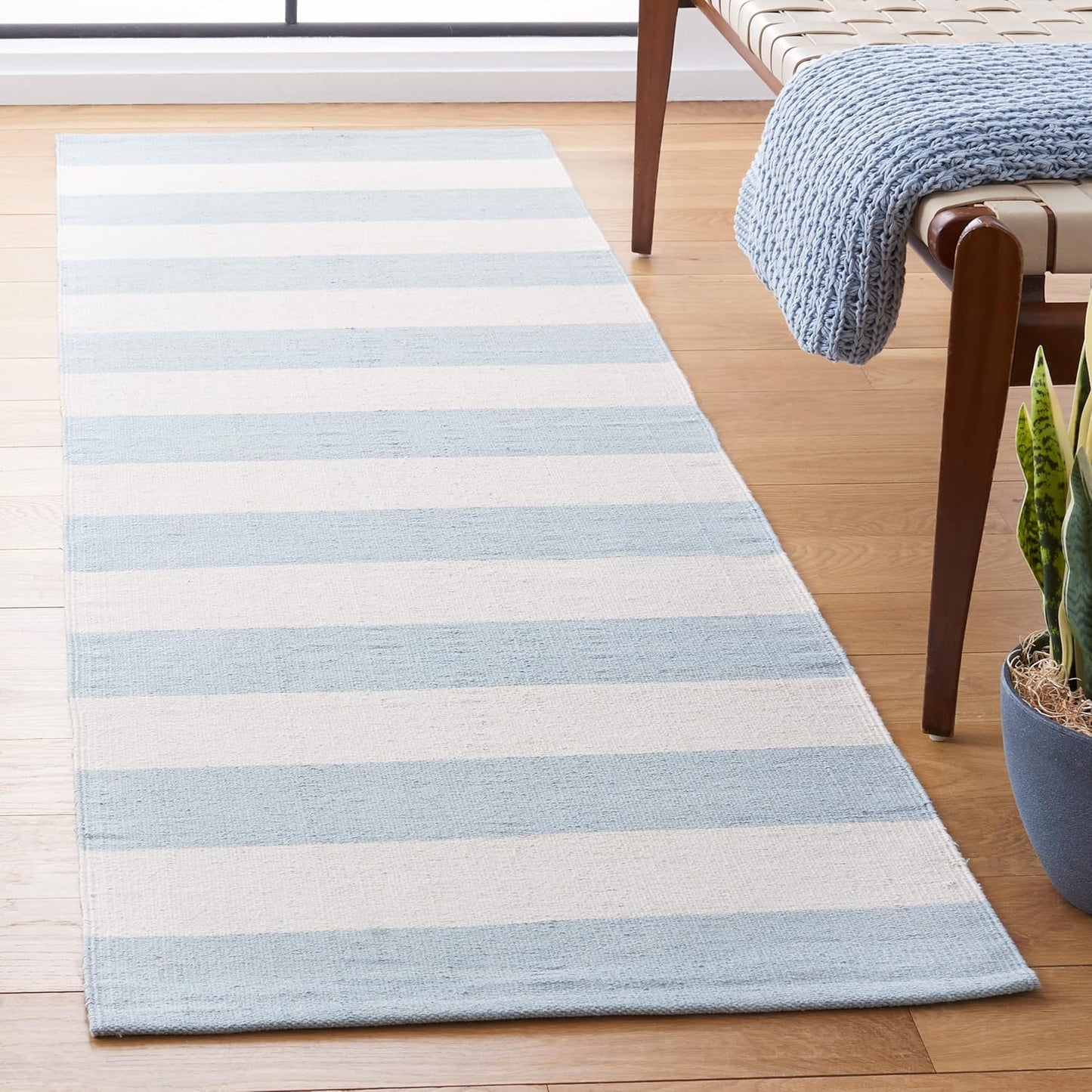 SAFAVIEH Montauk Collection Area Rug - 4' Round, Black & Ivory, Handmade Flatweave Cotton, Woven Texture, Farmhouse Stripe Pattern, Ideal for Living Room, Foyer, Bedroom, Dining Space (MTK712D)