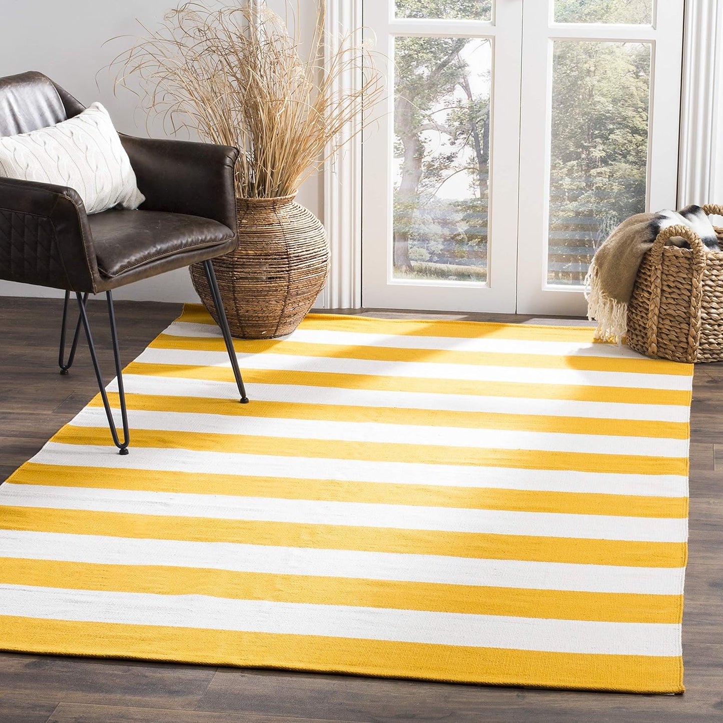 SAFAVIEH Montauk Collection Area Rug - 4' Round, Black & Ivory, Handmade Flatweave Cotton, Woven Texture, Farmhouse Stripe Pattern, Ideal for Living Room, Foyer, Bedroom, Dining Space (MTK712D)