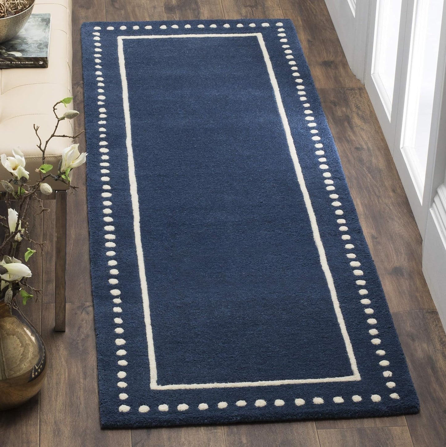 SAFAVIEH Bella Collection Area Rug - 5' Round, Black & Ivory, Handmade Dotted Border Wool, Ideal for High Traffic Areas in Living Room, Bedroom (BEL151E)