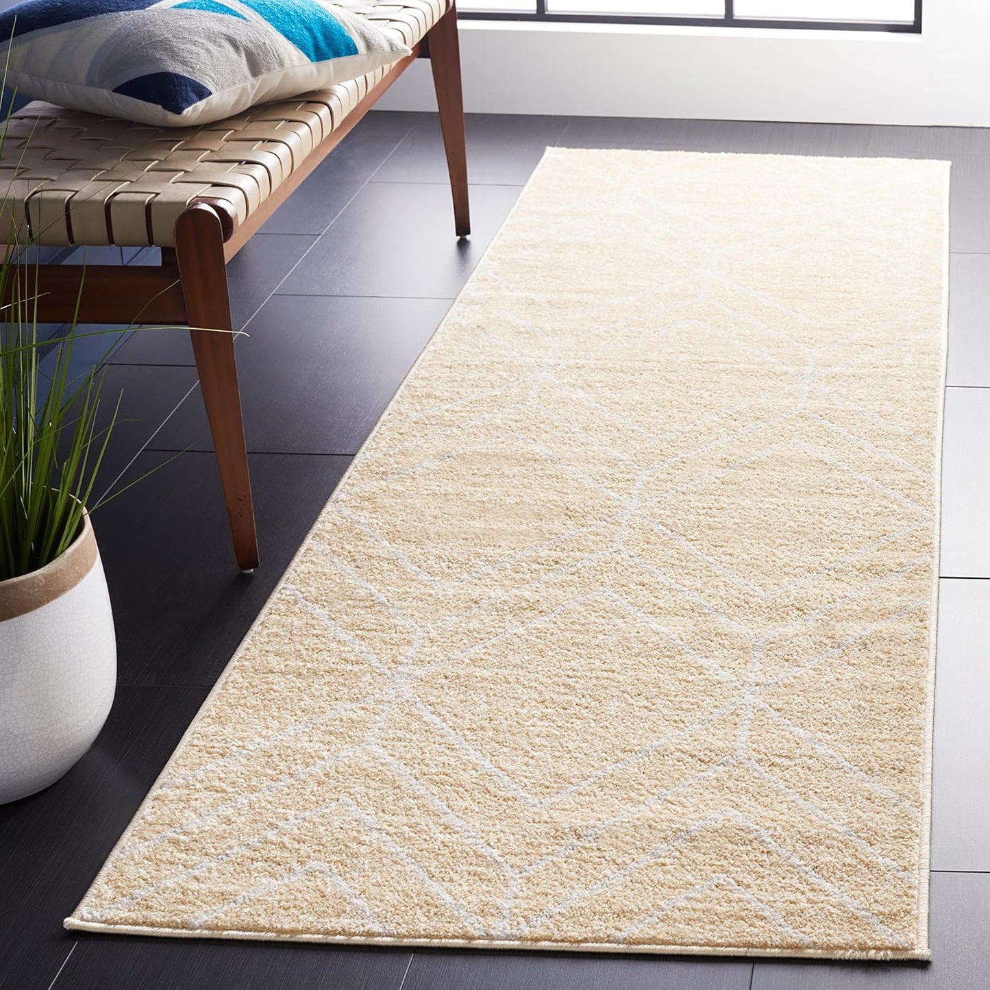SAFAVIEH Adirondack Collection 6' Round Black/Ivory ADR241Z Modern Geometric Non-Shedding Dining Room Entryway Foyer Living Room Bedroom Area Rug