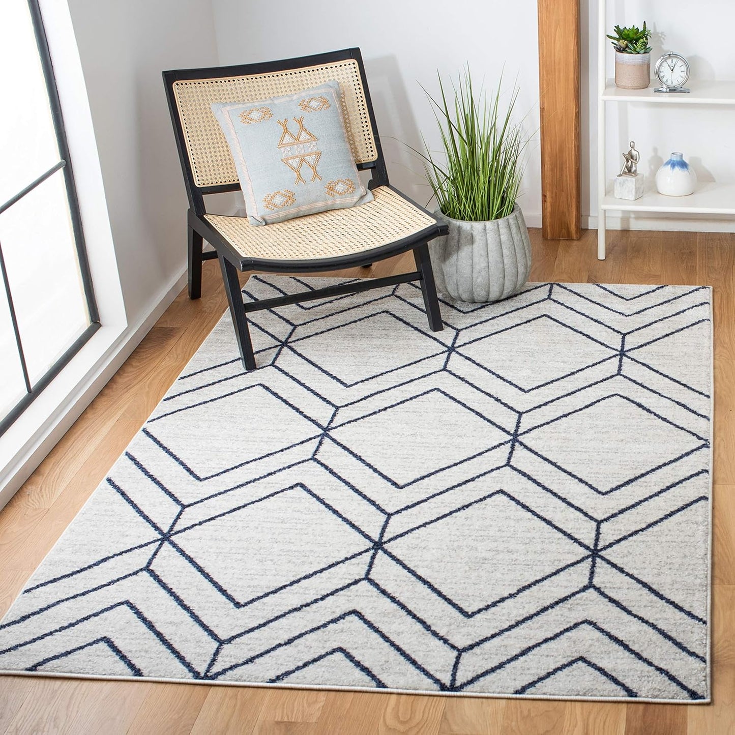 SAFAVIEH Adirondack Collection 6' Round Black/Ivory ADR241Z Modern Geometric Non-Shedding Dining Room Entryway Foyer Living Room Bedroom Area Rug