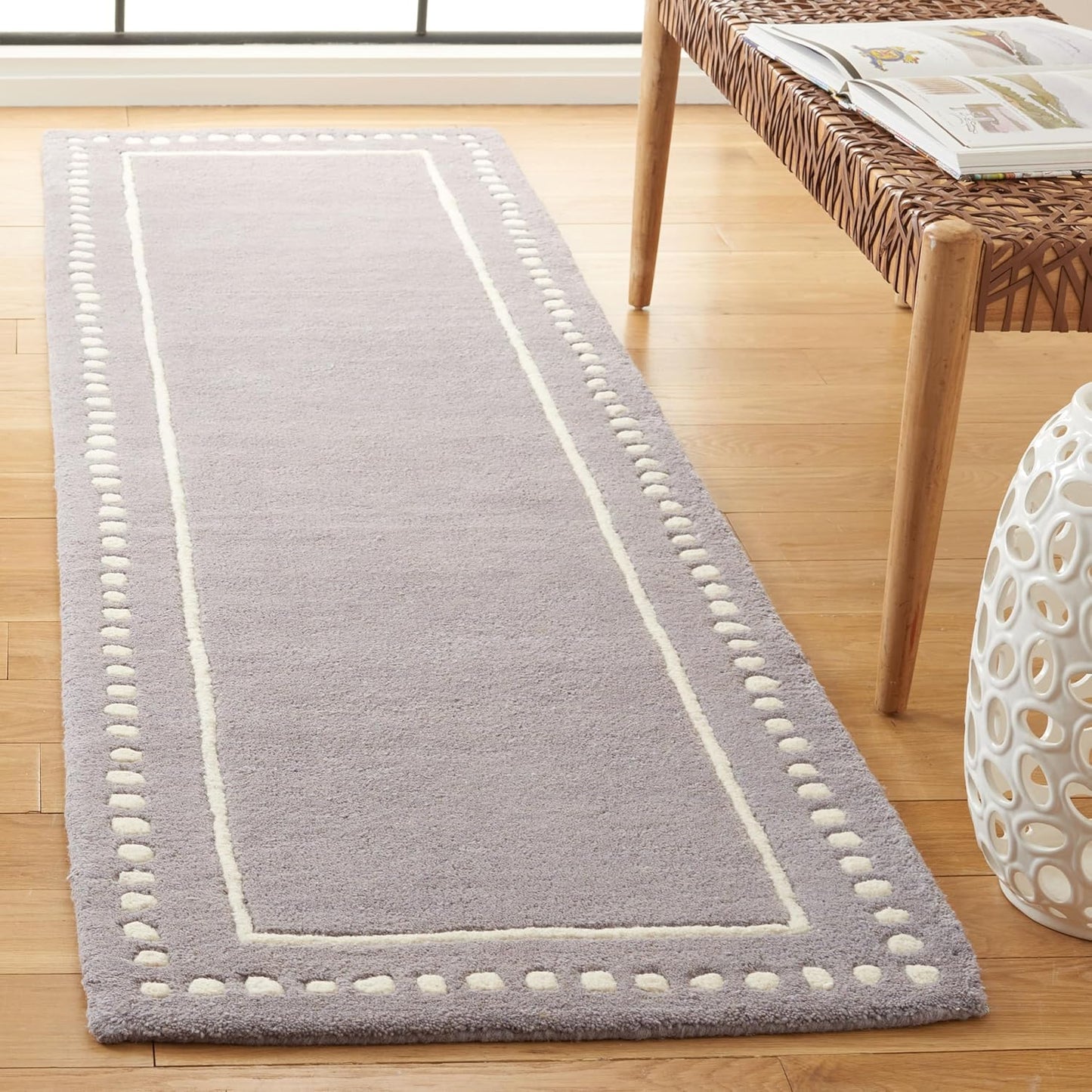 SAFAVIEH Bella Collection Area Rug - 5' Round, Black & Ivory, Handmade Dotted Border Wool, Ideal for High Traffic Areas in Living Room, Bedroom (BEL151E)