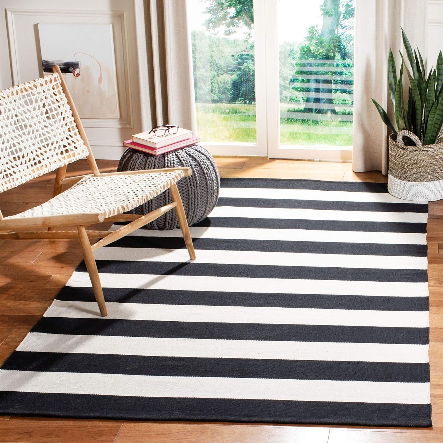 SAFAVIEH Montauk Collection Area Rug - 4' Round, Black & Ivory, Handmade Flatweave Cotton, Woven Texture, Farmhouse Stripe Pattern, Ideal for Living Room, Foyer, Bedroom, Dining Space (MTK712D)