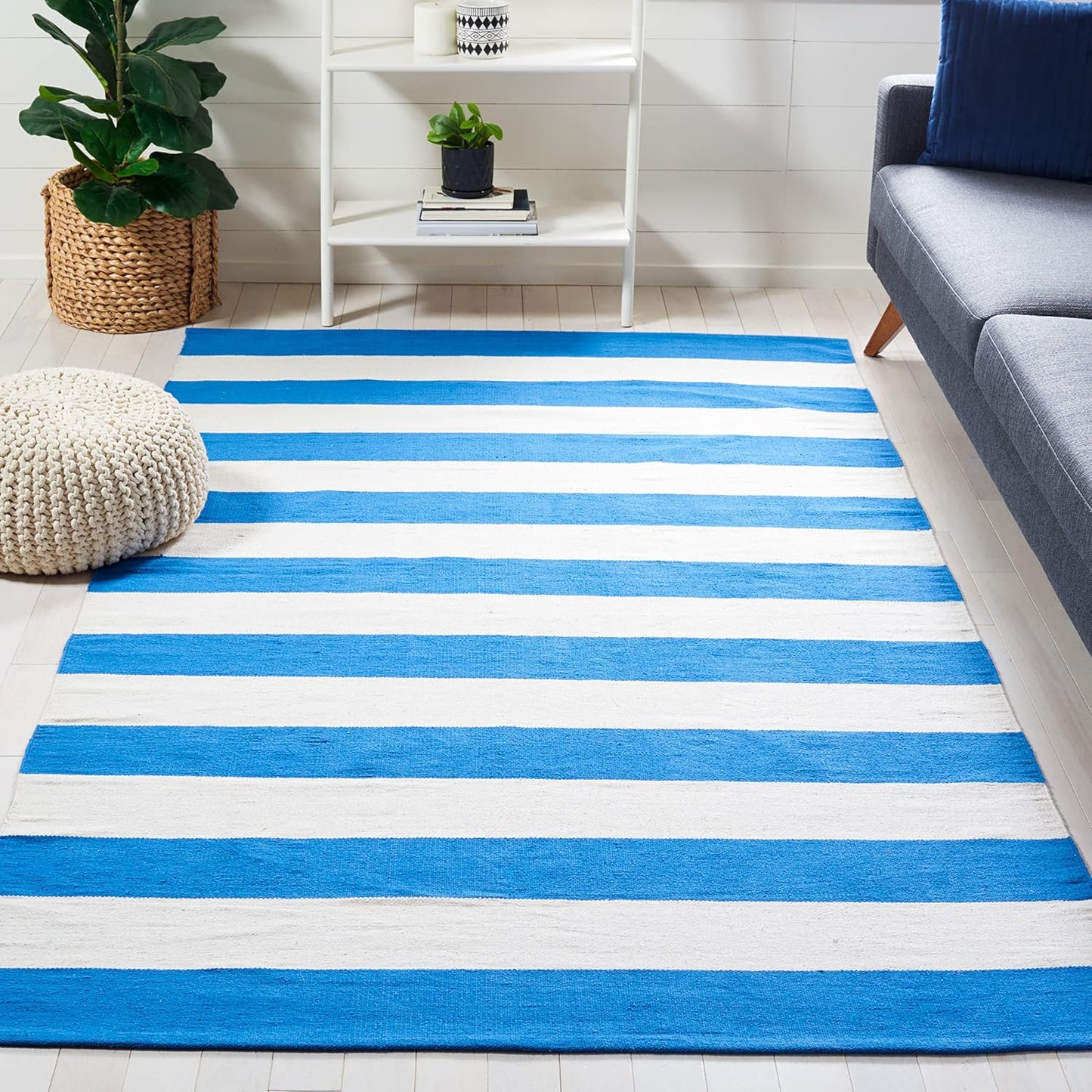 SAFAVIEH Montauk Collection Area Rug - 4' Round, Black & Ivory, Handmade Flatweave Cotton, Woven Texture, Farmhouse Stripe Pattern, Ideal for Living Room, Foyer, Bedroom, Dining Space (MTK712D)