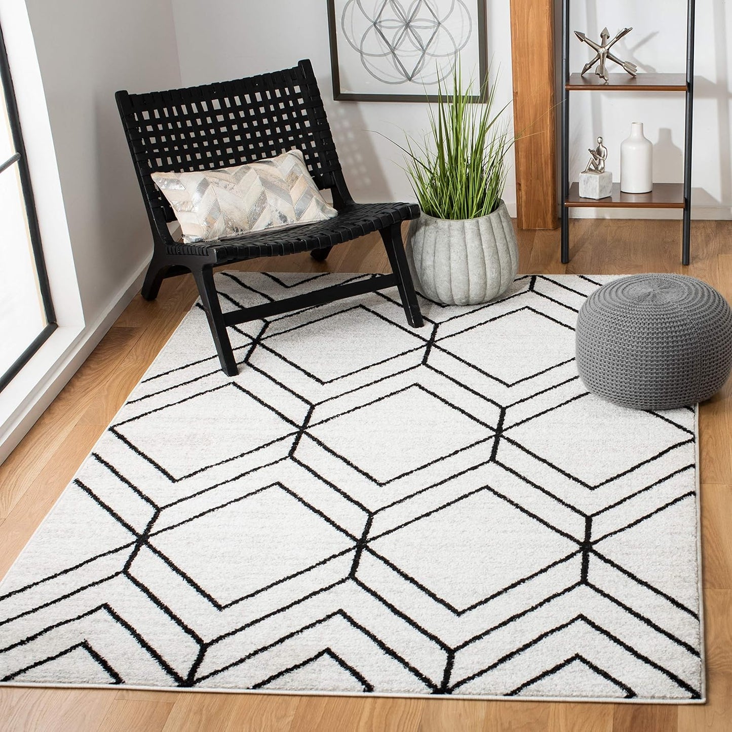 SAFAVIEH Adirondack Collection 6' Round Black/Ivory ADR241Z Modern Geometric Non-Shedding Dining Room Entryway Foyer Living Room Bedroom Area Rug