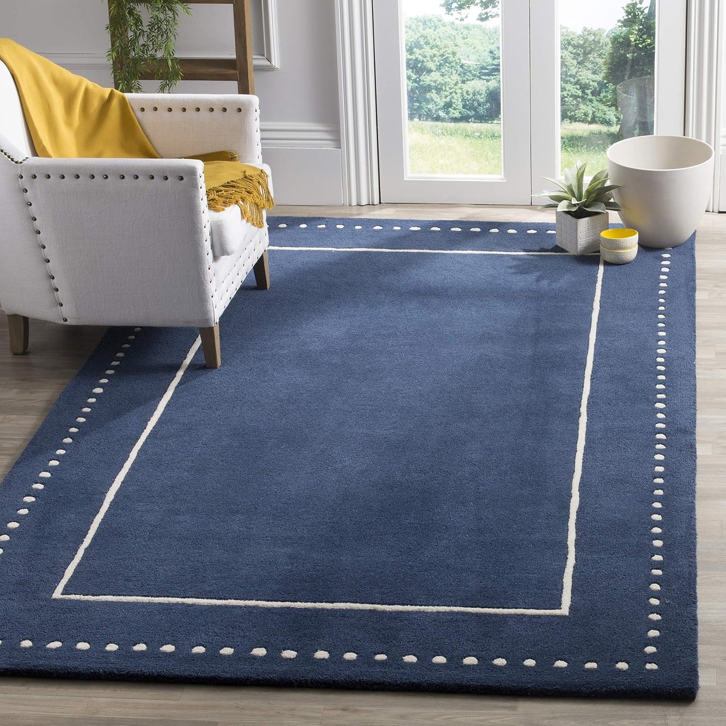 SAFAVIEH Bella Collection Area Rug - 5' Round, Black & Ivory, Handmade Dotted Border Wool, Ideal for High Traffic Areas in Living Room, Bedroom (BEL151E)