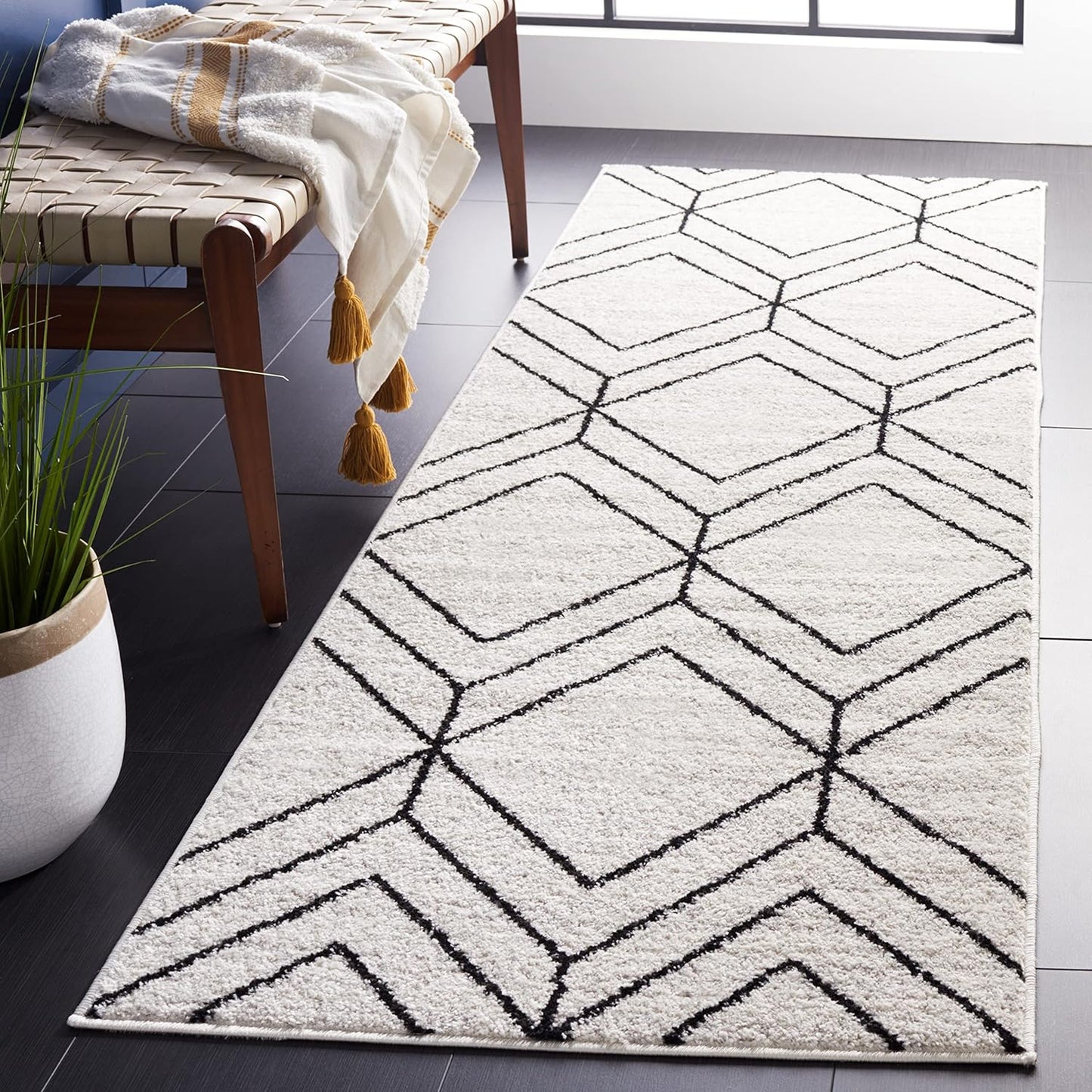 SAFAVIEH Adirondack Collection 6' Round Black/Ivory ADR241Z Modern Geometric Non-Shedding Dining Room Entryway Foyer Living Room Bedroom Area Rug