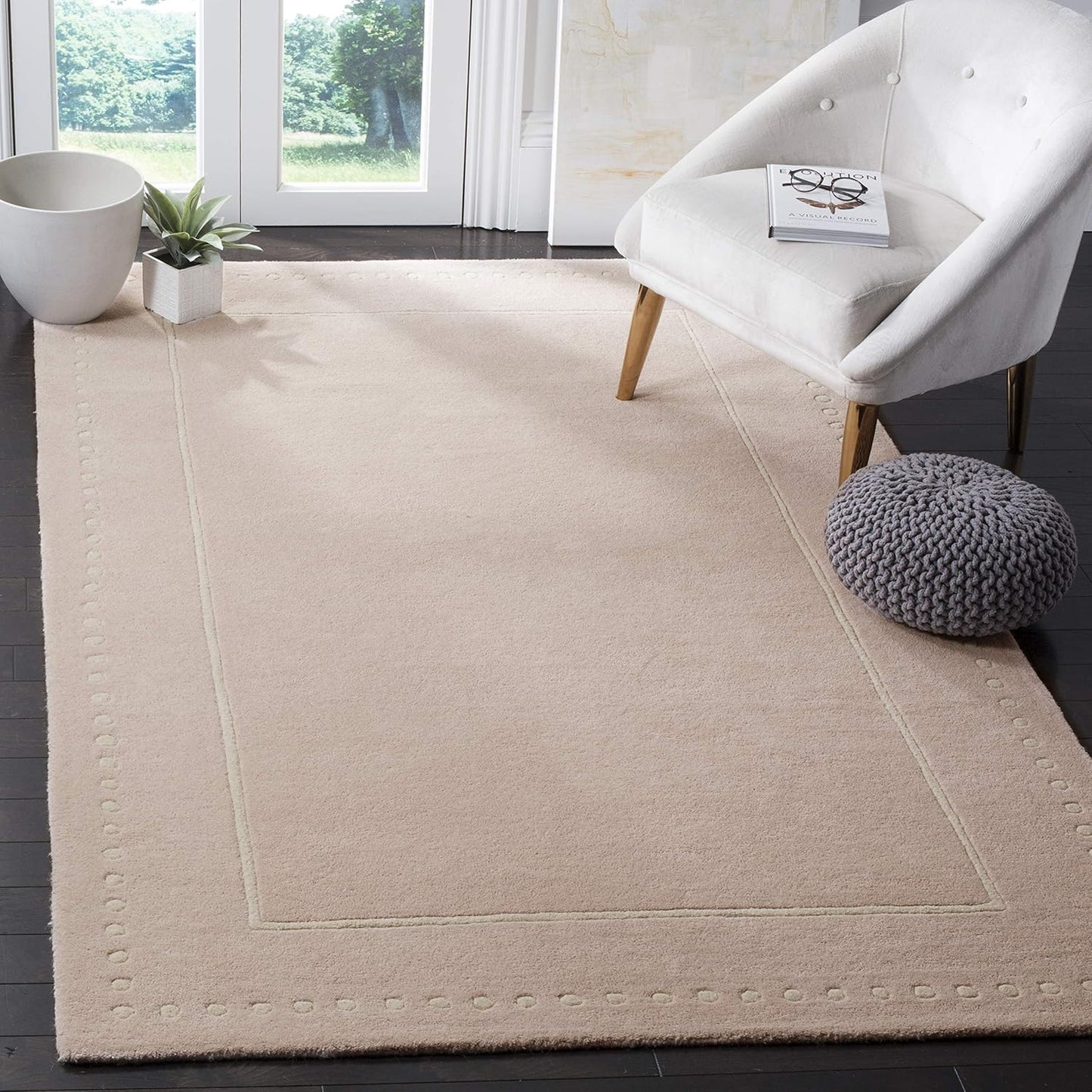 SAFAVIEH Bella Collection Area Rug - 5' Round, Black & Ivory, Handmade Dotted Border Wool, Ideal for High Traffic Areas in Living Room, Bedroom (BEL151E)