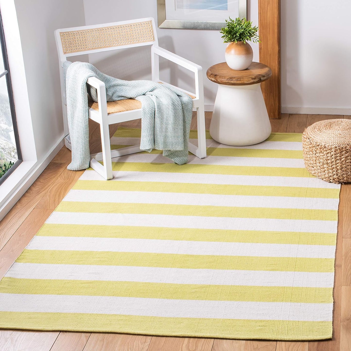 SAFAVIEH Montauk Collection Area Rug - 4' Round, Black & Ivory, Handmade Flatweave Cotton, Woven Texture, Farmhouse Stripe Pattern, Ideal for Living Room, Foyer, Bedroom, Dining Space (MTK712D)