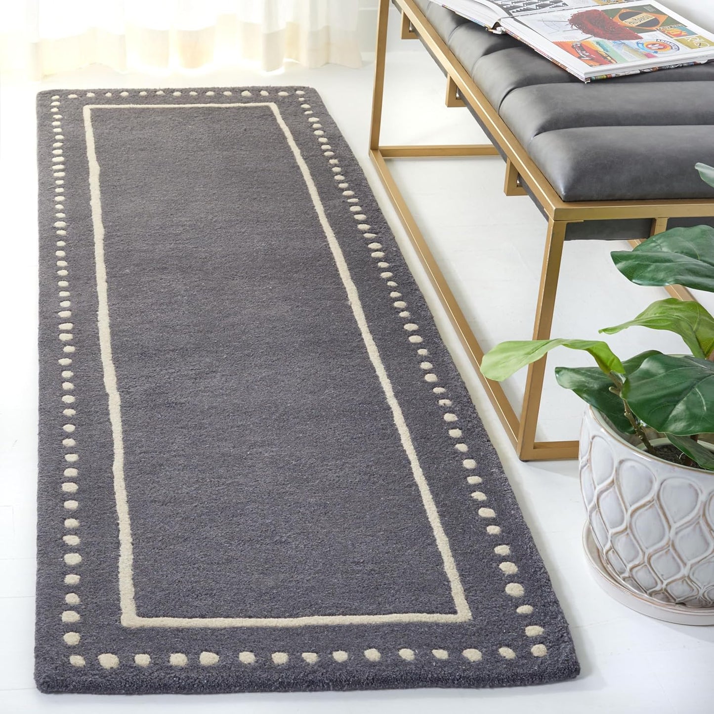 SAFAVIEH Bella Collection Area Rug - 5' Round, Black & Ivory, Handmade Dotted Border Wool, Ideal for High Traffic Areas in Living Room, Bedroom (BEL151E)