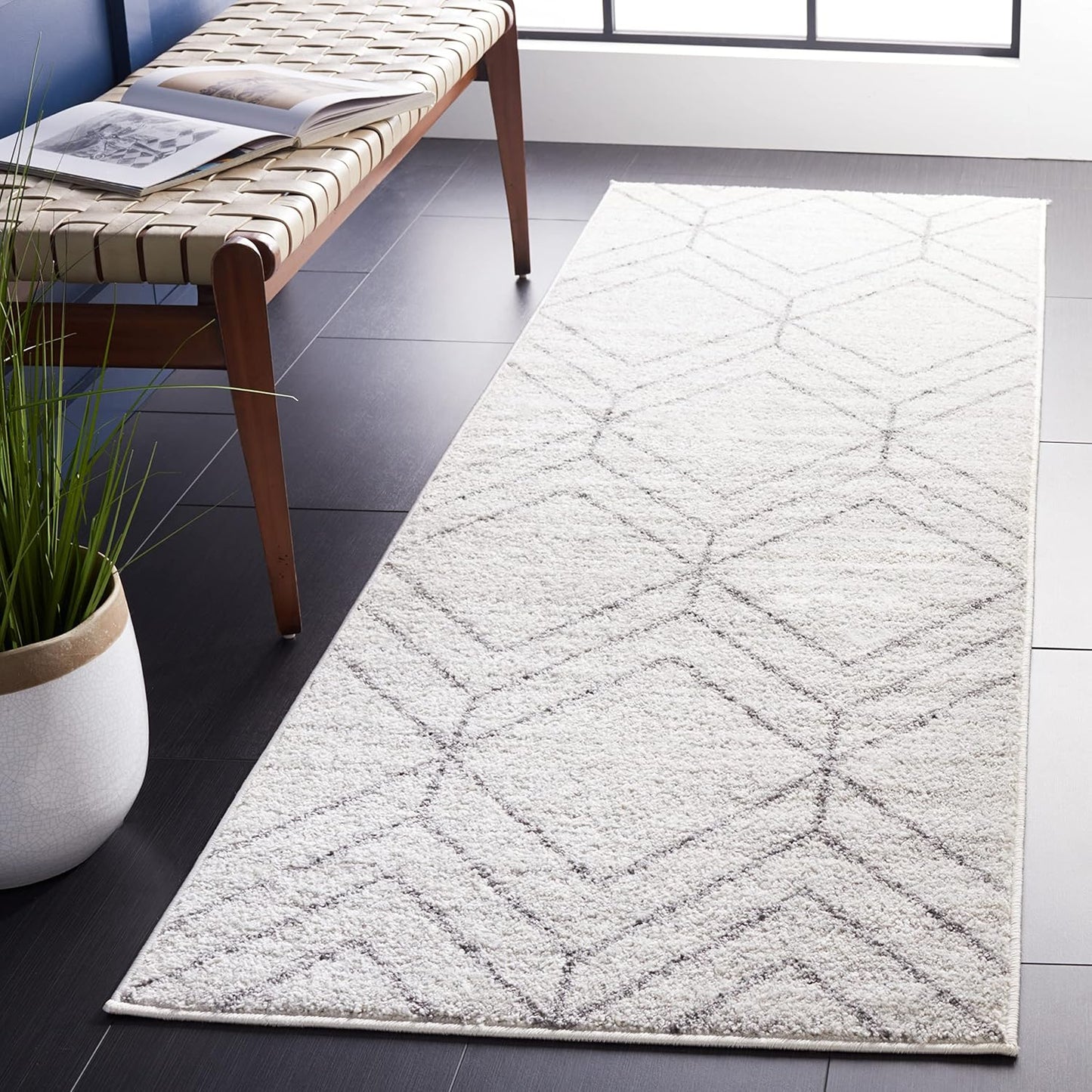 SAFAVIEH Adirondack Collection 6' Round Black/Ivory ADR241Z Modern Geometric Non-Shedding Dining Room Entryway Foyer Living Room Bedroom Area Rug