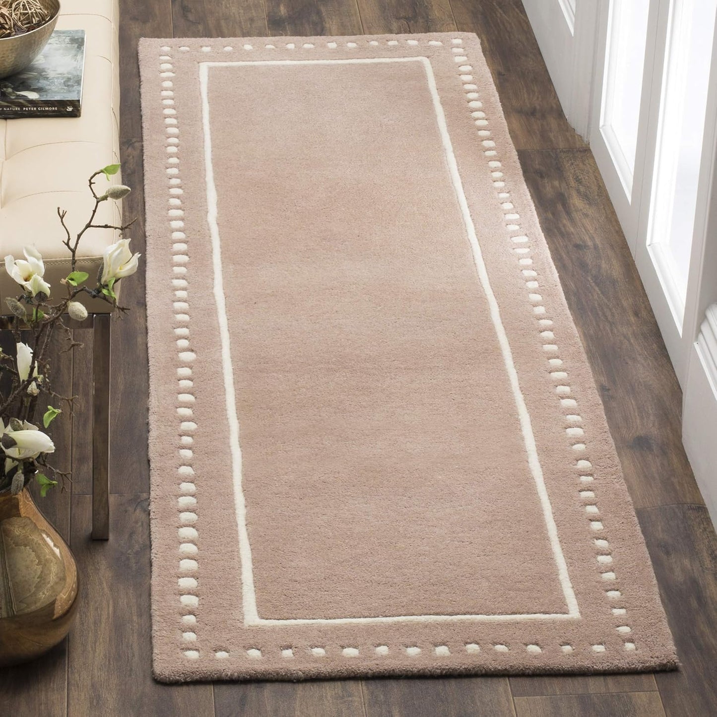 SAFAVIEH Bella Collection Area Rug - 5' Round, Black & Ivory, Handmade Dotted Border Wool, Ideal for High Traffic Areas in Living Room, Bedroom (BEL151E)