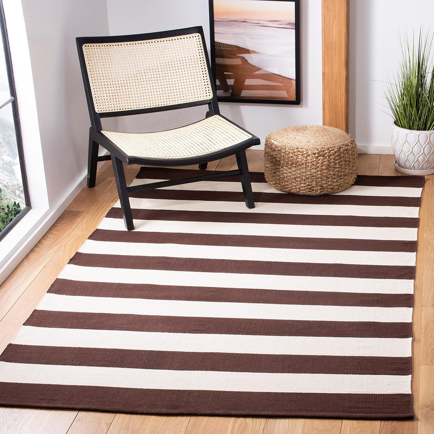 SAFAVIEH Montauk Collection Area Rug - 4' Round, Black & Ivory, Handmade Flatweave Cotton, Woven Texture, Farmhouse Stripe Pattern, Ideal for Living Room, Foyer, Bedroom, Dining Space (MTK712D)