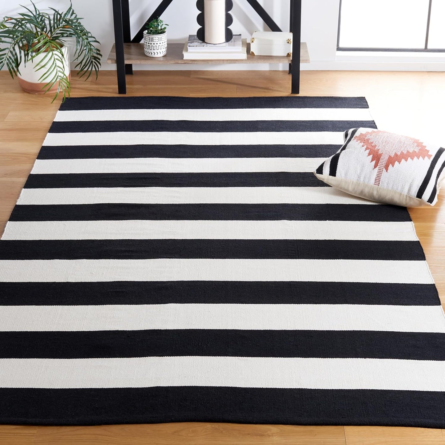 SAFAVIEH Montauk Collection Area Rug - 4' Round, Black & Ivory, Handmade Flatweave Cotton, Woven Texture, Farmhouse Stripe Pattern, Ideal for Living Room, Foyer, Bedroom, Dining Space (MTK712D)