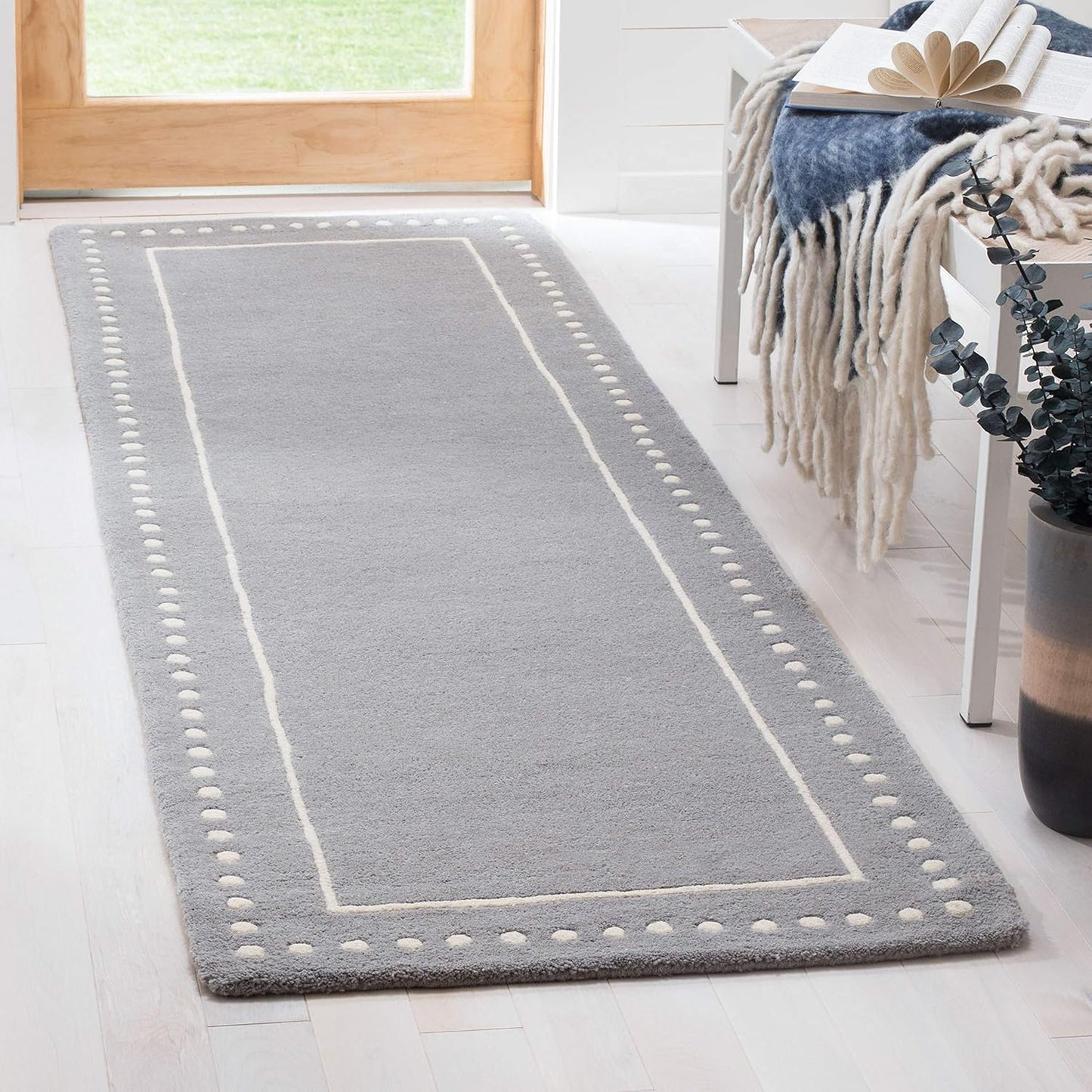 SAFAVIEH Bella Collection Area Rug - 5' Round, Black & Ivory, Handmade Dotted Border Wool, Ideal for High Traffic Areas in Living Room, Bedroom (BEL151E)