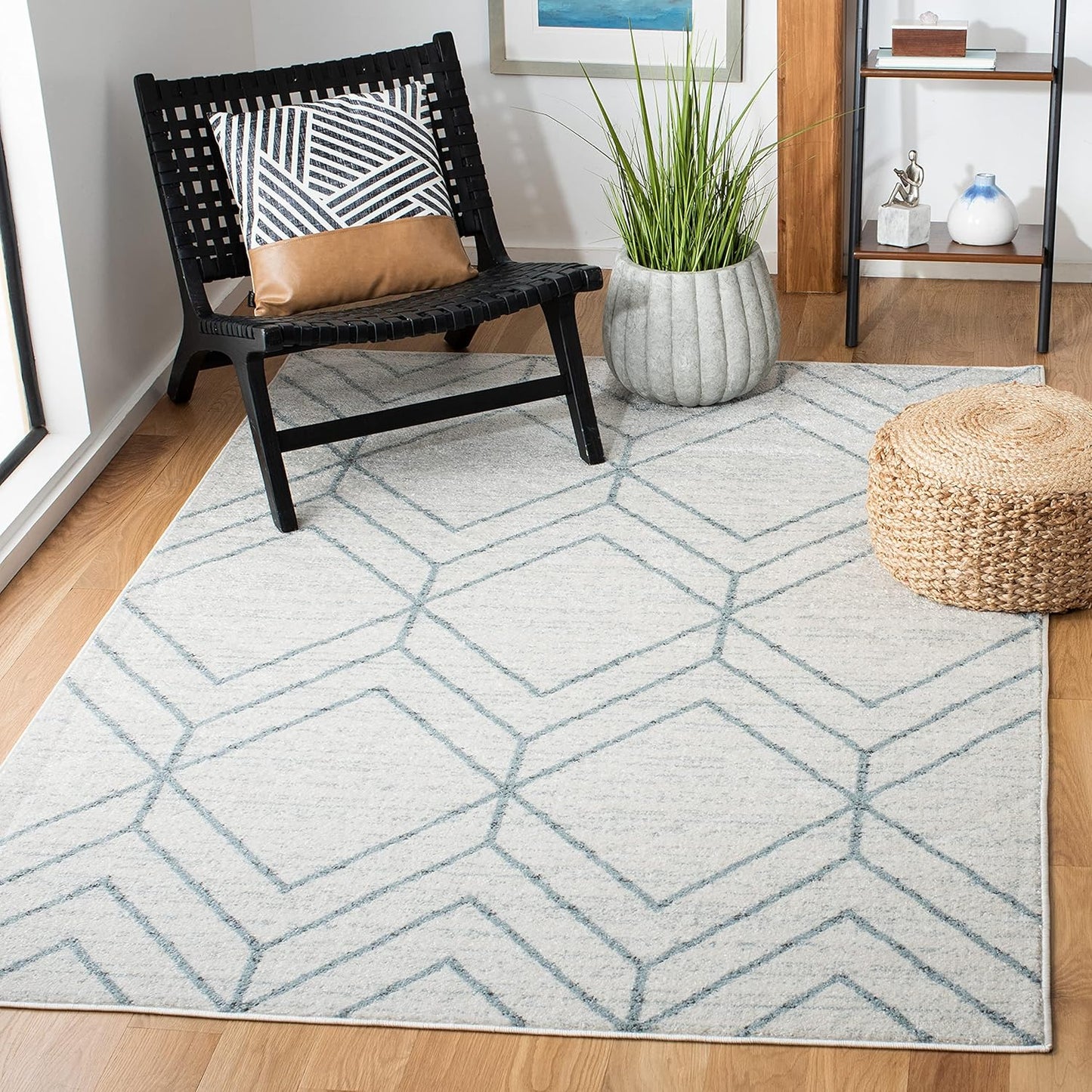 SAFAVIEH Adirondack Collection 6' Round Black/Ivory ADR241Z Modern Geometric Non-Shedding Dining Room Entryway Foyer Living Room Bedroom Area Rug