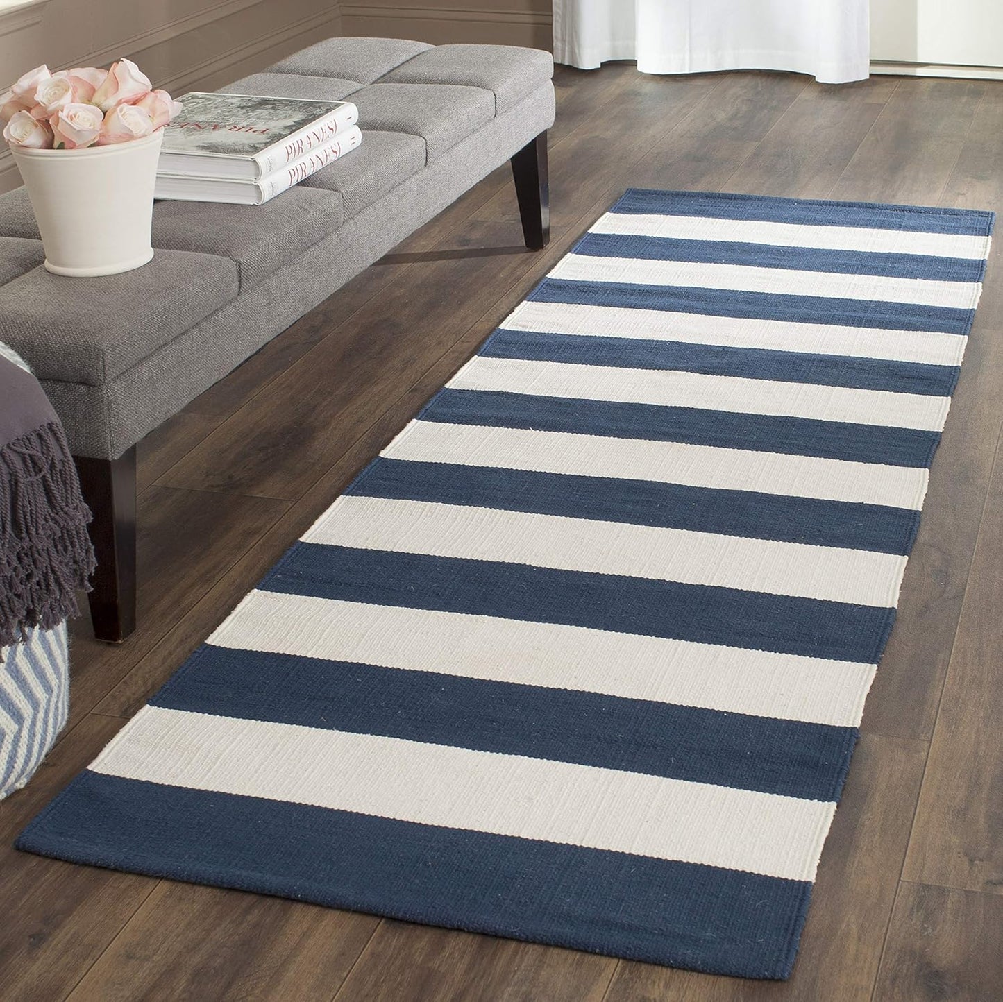 SAFAVIEH Montauk Collection Area Rug - 4' Round, Black & Ivory, Handmade Flatweave Cotton, Woven Texture, Farmhouse Stripe Pattern, Ideal for Living Room, Foyer, Bedroom, Dining Space (MTK712D)