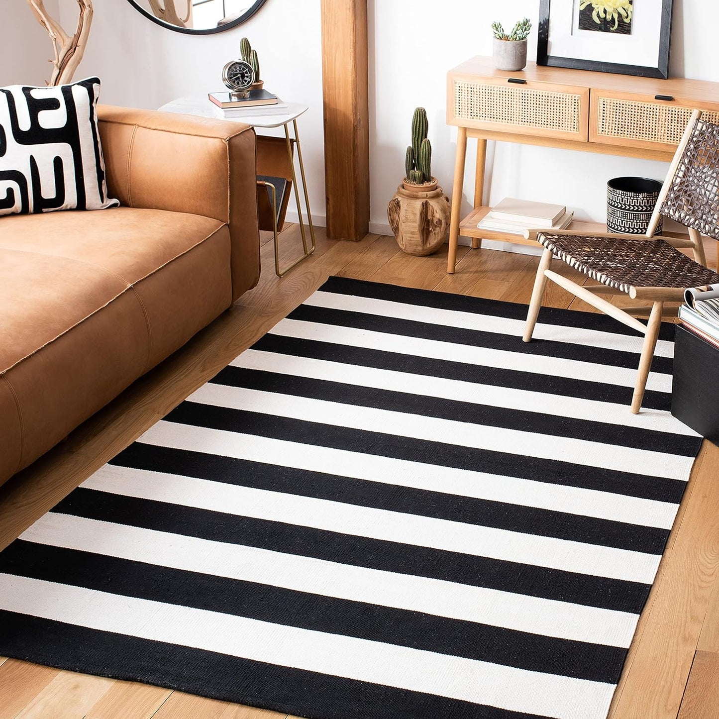 SAFAVIEH Montauk Collection Area Rug - 4' Round, Black & Ivory, Handmade Flatweave Cotton, Woven Texture, Farmhouse Stripe Pattern, Ideal for Living Room, Foyer, Bedroom, Dining Space (MTK712D)