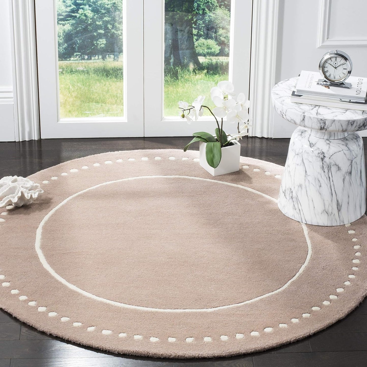 SAFAVIEH Bella Collection Area Rug - 5' Round, Black & Ivory, Handmade Dotted Border Wool, Ideal for High Traffic Areas in Living Room, Bedroom (BEL151E)