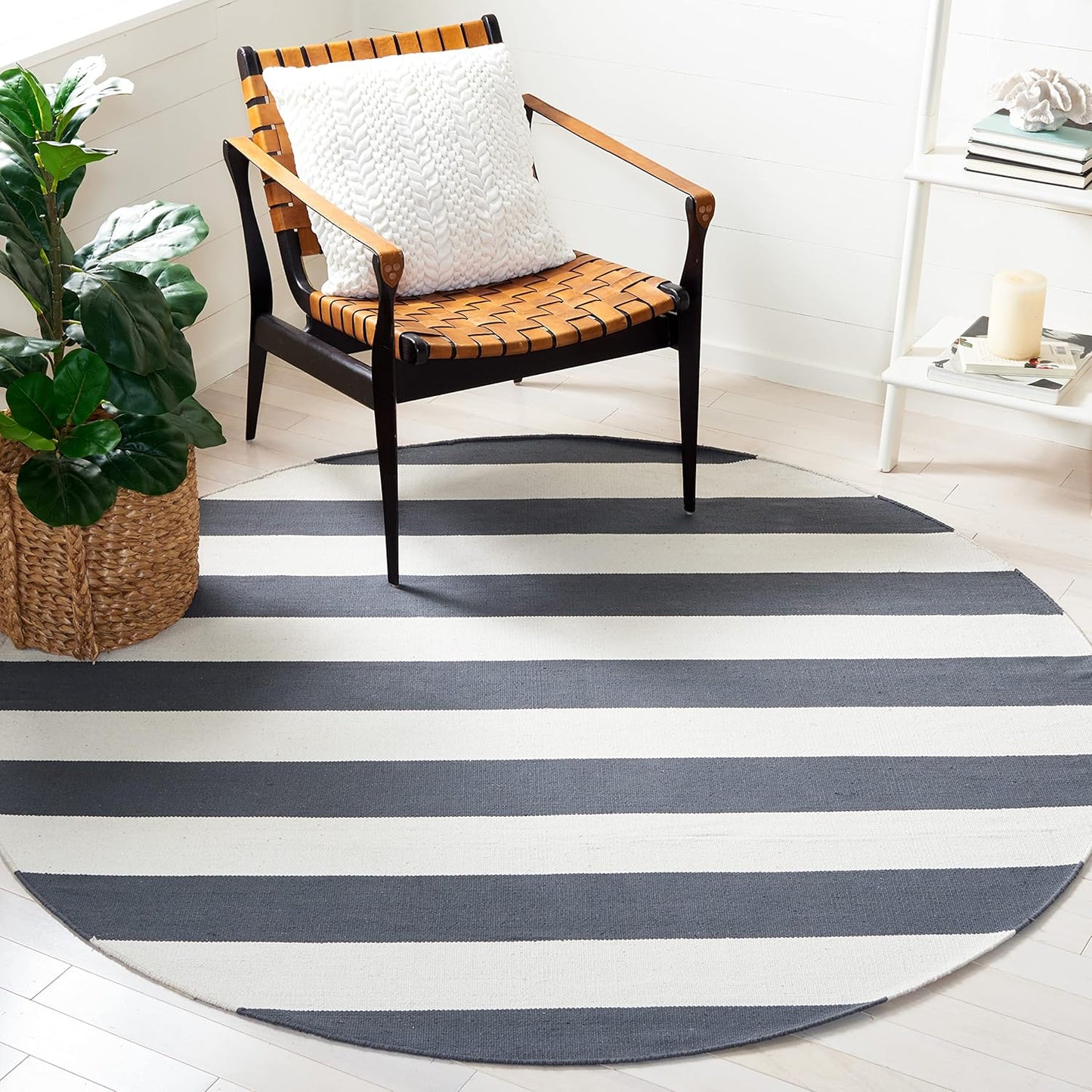 SAFAVIEH Montauk Collection Area Rug - 4' Round, Black & Ivory, Handmade Flatweave Cotton, Woven Texture, Farmhouse Stripe Pattern, Ideal for Living Room, Foyer, Bedroom, Dining Space (MTK712D)
