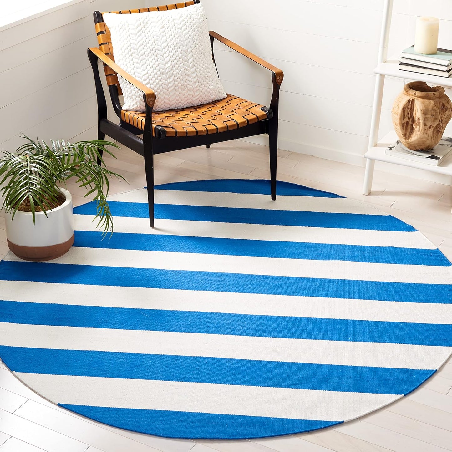 SAFAVIEH Montauk Collection Area Rug - 4' Round, Black & Ivory, Handmade Flatweave Cotton, Woven Texture, Farmhouse Stripe Pattern, Ideal for Living Room, Foyer, Bedroom, Dining Space (MTK712D)