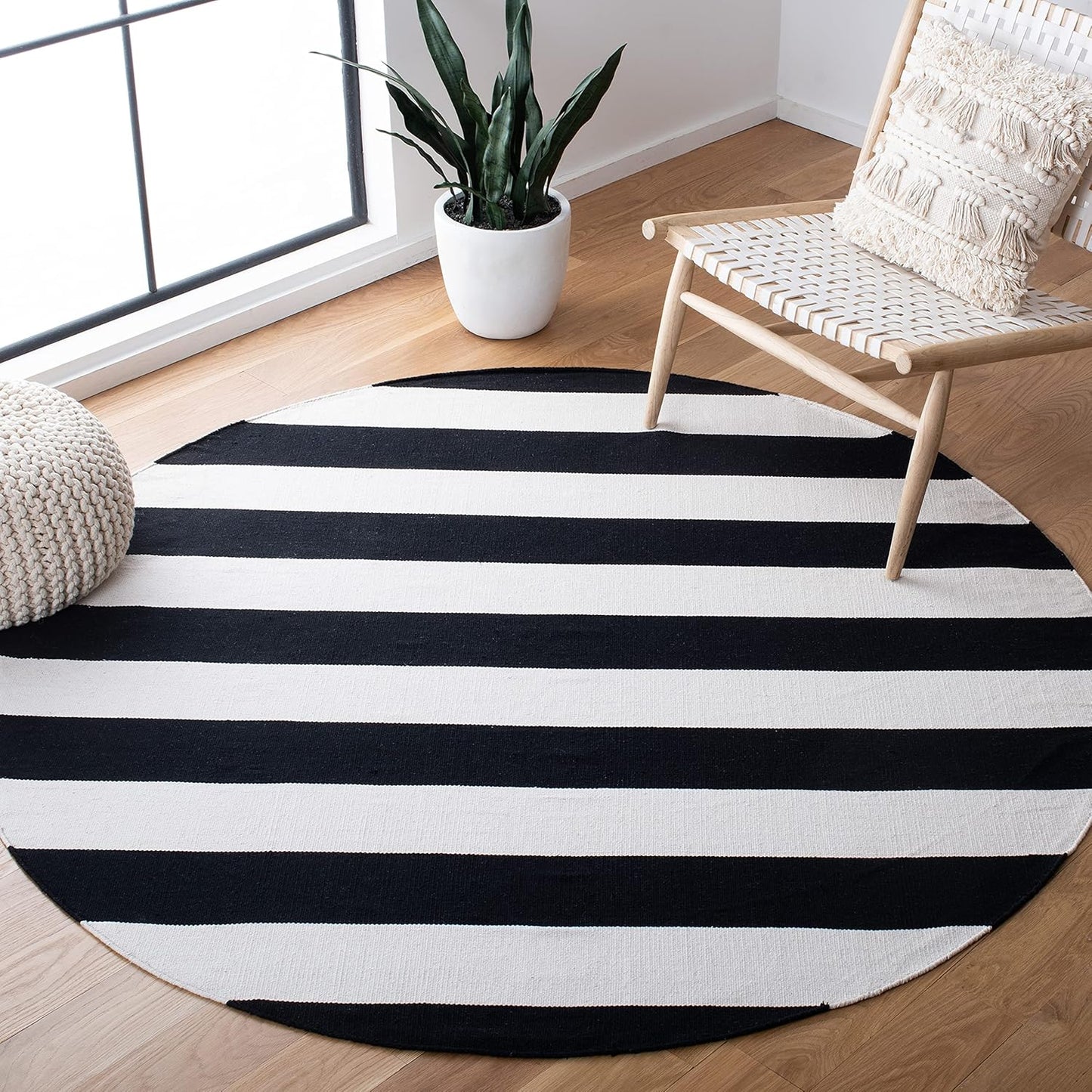 SAFAVIEH Montauk Collection Area Rug - 4' Round, Black & Ivory, Handmade Flatweave Cotton, Woven Texture, Farmhouse Stripe Pattern, Ideal for Living Room, Foyer, Bedroom, Dining Space (MTK712D)