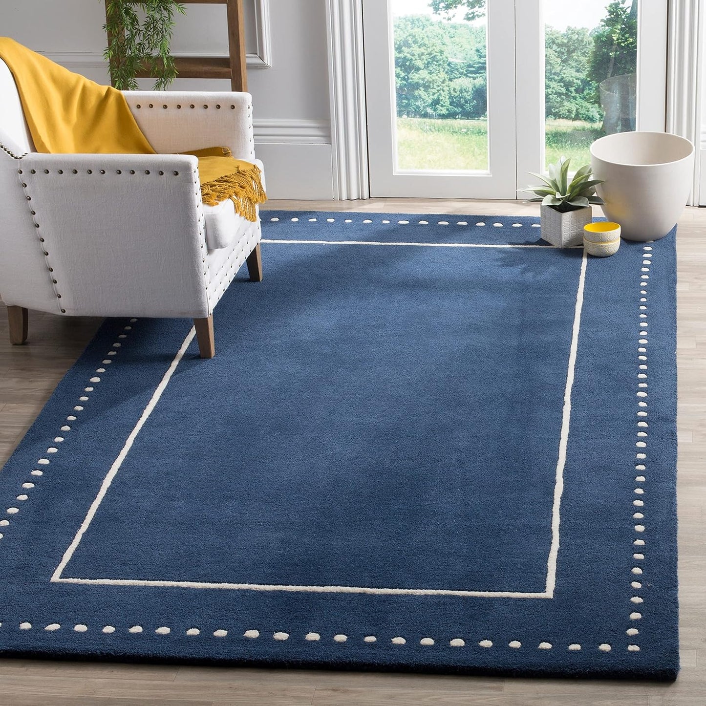 SAFAVIEH Bella Collection Area Rug - 5' Round, Black & Ivory, Handmade Dotted Border Wool, Ideal for High Traffic Areas in Living Room, Bedroom (BEL151E)