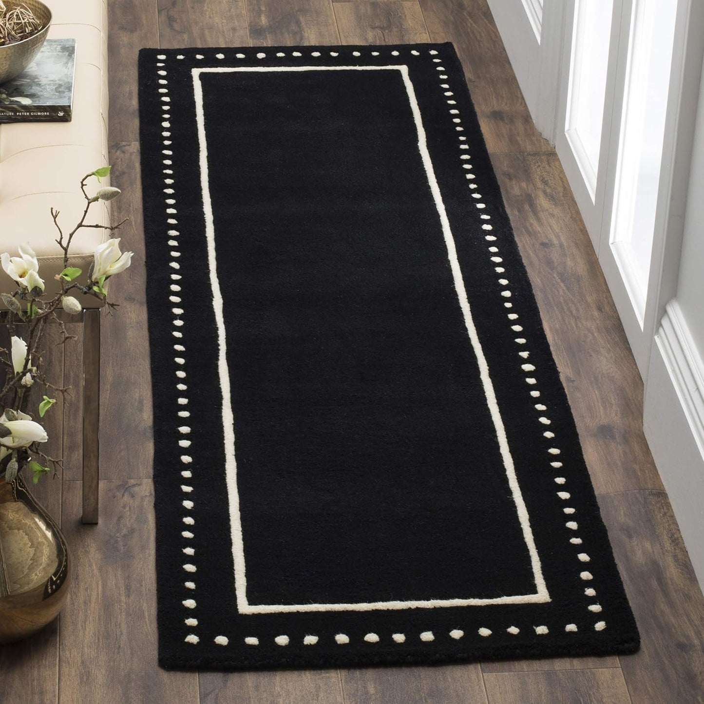 SAFAVIEH Bella Collection Area Rug - 5' Round, Black & Ivory, Handmade Dotted Border Wool, Ideal for High Traffic Areas in Living Room, Bedroom (BEL151E)