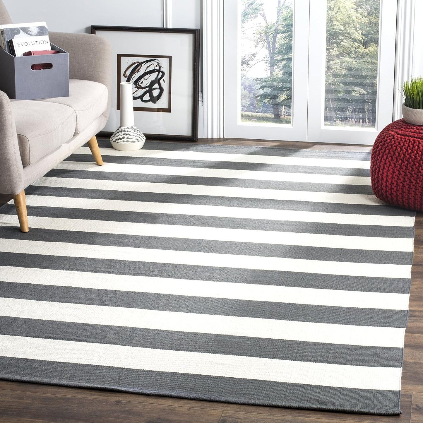 SAFAVIEH Montauk Collection Area Rug - 4' Round, Black & Ivory, Handmade Flatweave Cotton, Woven Texture, Farmhouse Stripe Pattern, Ideal for Living Room, Foyer, Bedroom, Dining Space (MTK712D)