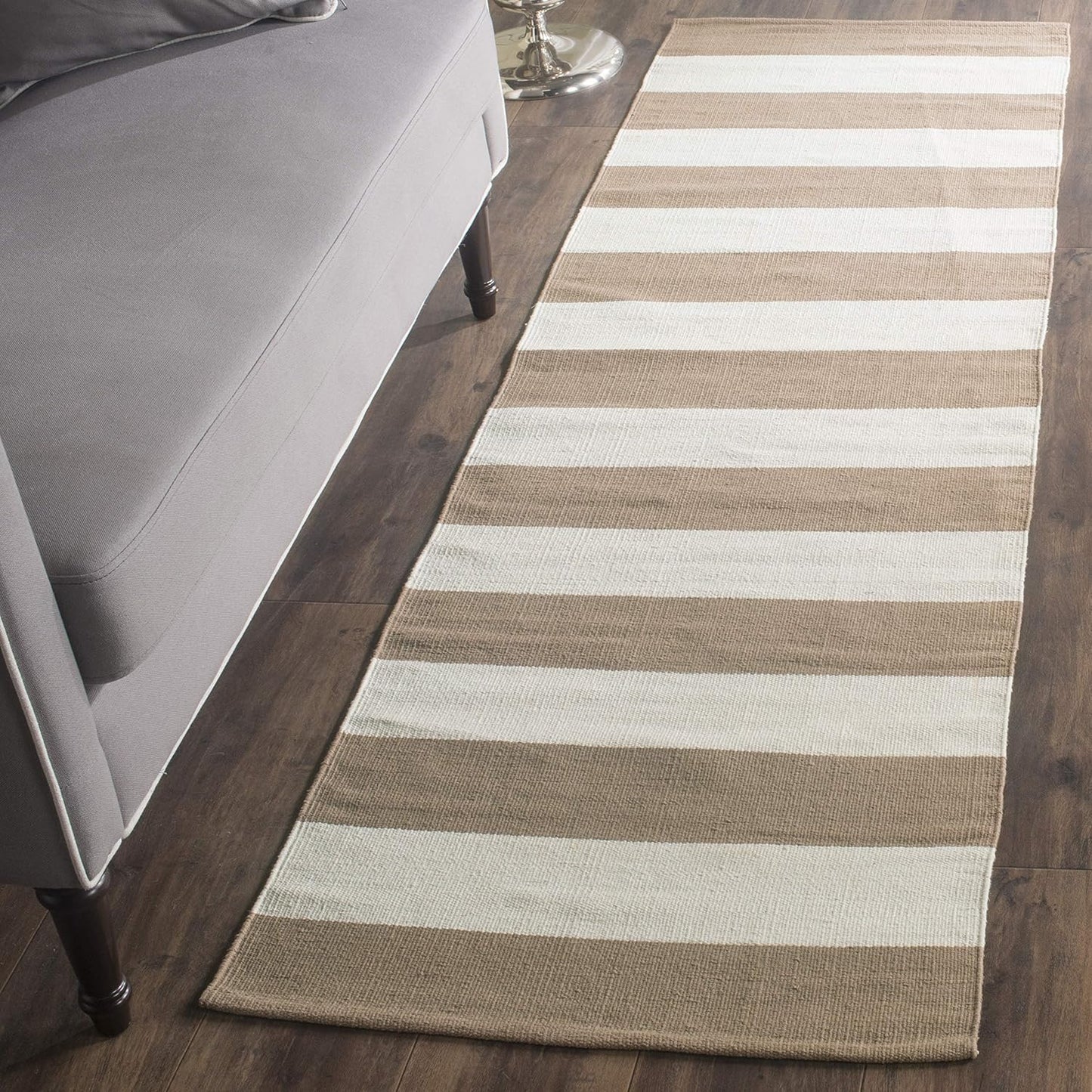 SAFAVIEH Montauk Collection Area Rug - 4' Round, Black & Ivory, Handmade Flatweave Cotton, Woven Texture, Farmhouse Stripe Pattern, Ideal for Living Room, Foyer, Bedroom, Dining Space (MTK712D)