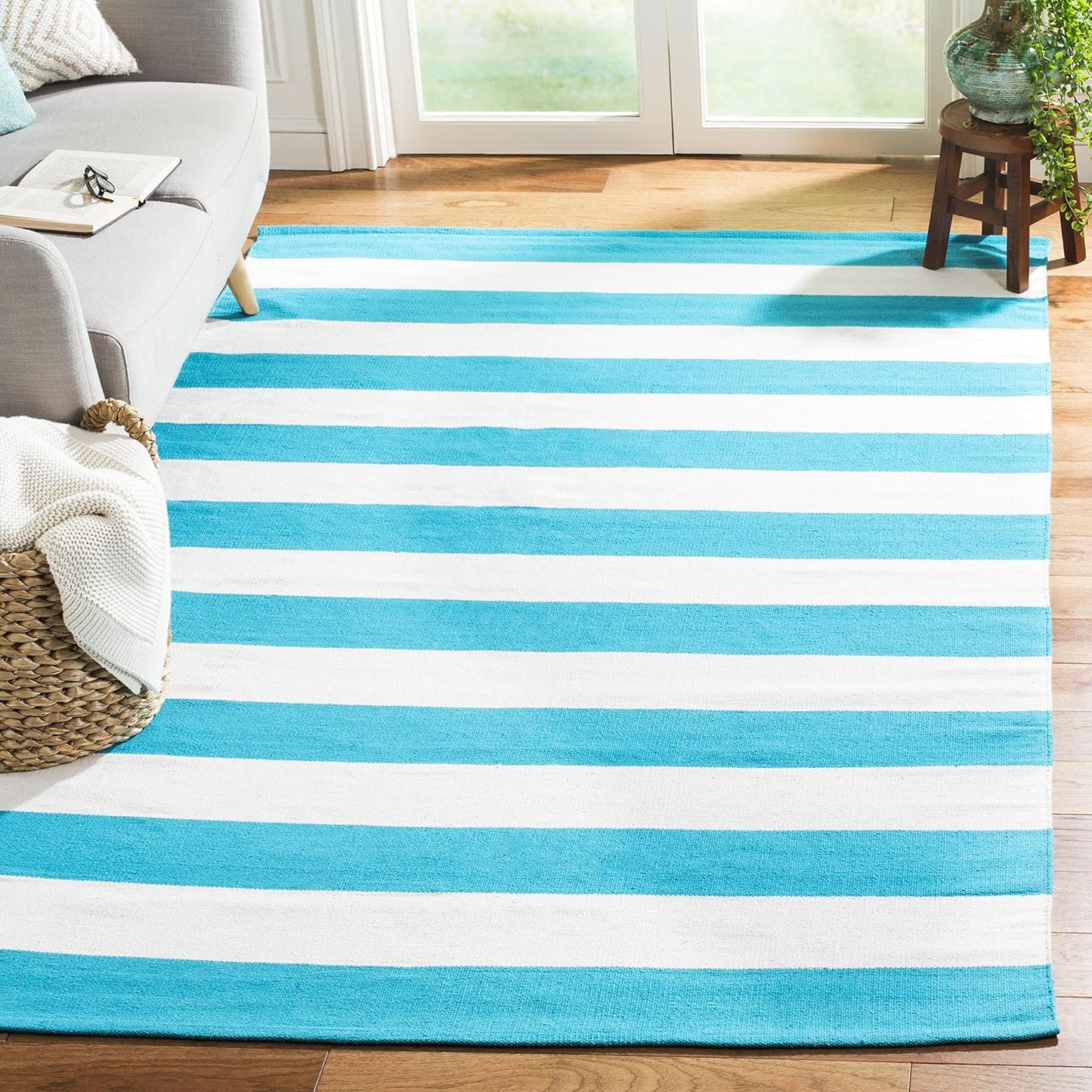 SAFAVIEH Montauk Collection Area Rug - 4' Round, Black & Ivory, Handmade Flatweave Cotton, Woven Texture, Farmhouse Stripe Pattern, Ideal for Living Room, Foyer, Bedroom, Dining Space (MTK712D)