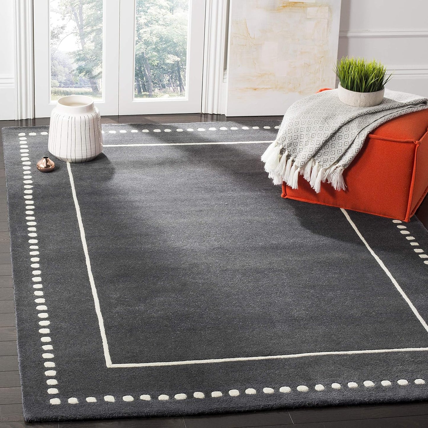 SAFAVIEH Bella Collection Area Rug - 5' Round, Black & Ivory, Handmade Dotted Border Wool, Ideal for High Traffic Areas in Living Room, Bedroom (BEL151E)