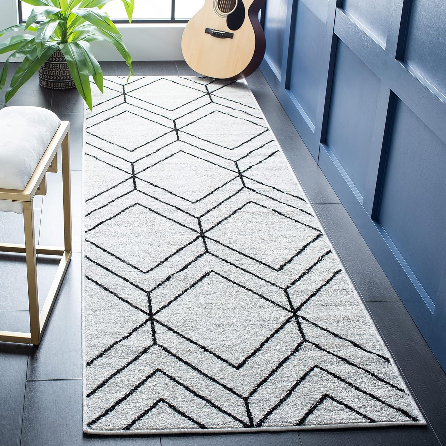 SAFAVIEH Adirondack Collection 6' Round Black/Ivory ADR241Z Modern Geometric Non-Shedding Dining Room Entryway Foyer Living Room Bedroom Area Rug