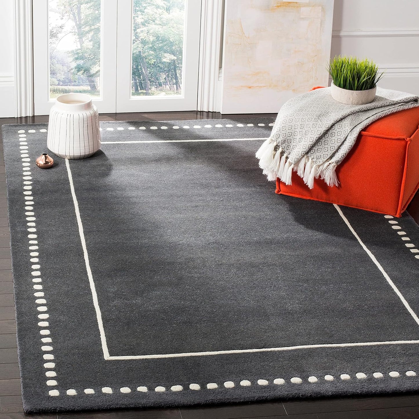 SAFAVIEH Bella Collection Area Rug - 5' Round, Black & Ivory, Handmade Dotted Border Wool, Ideal for High Traffic Areas in Living Room, Bedroom (BEL151E)