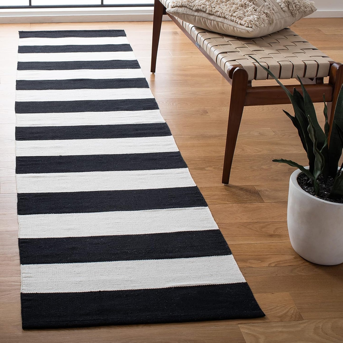 SAFAVIEH Montauk Collection Area Rug - 4' Round, Black & Ivory, Handmade Flatweave Cotton, Woven Texture, Farmhouse Stripe Pattern, Ideal for Living Room, Foyer, Bedroom, Dining Space (MTK712D)