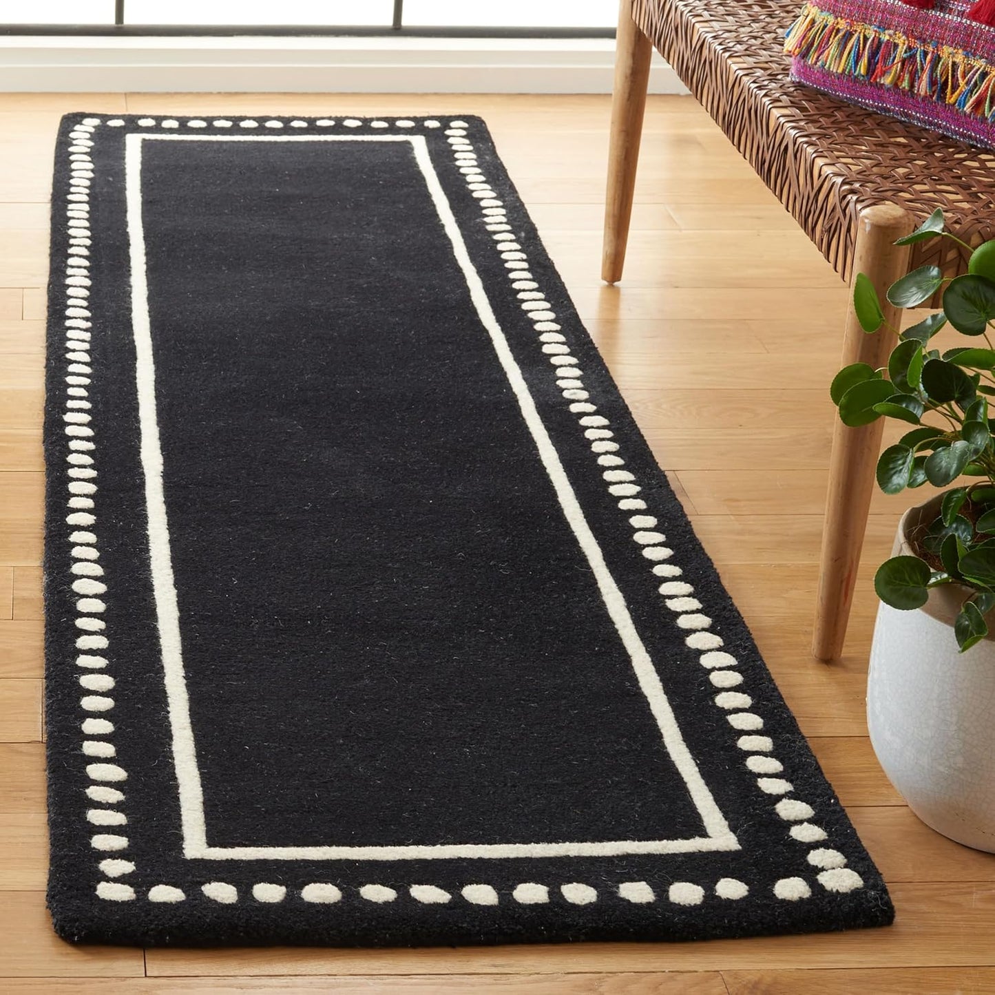 SAFAVIEH Bella Collection Area Rug - 5' Round, Black & Ivory, Handmade Dotted Border Wool, Ideal for High Traffic Areas in Living Room, Bedroom (BEL151E)