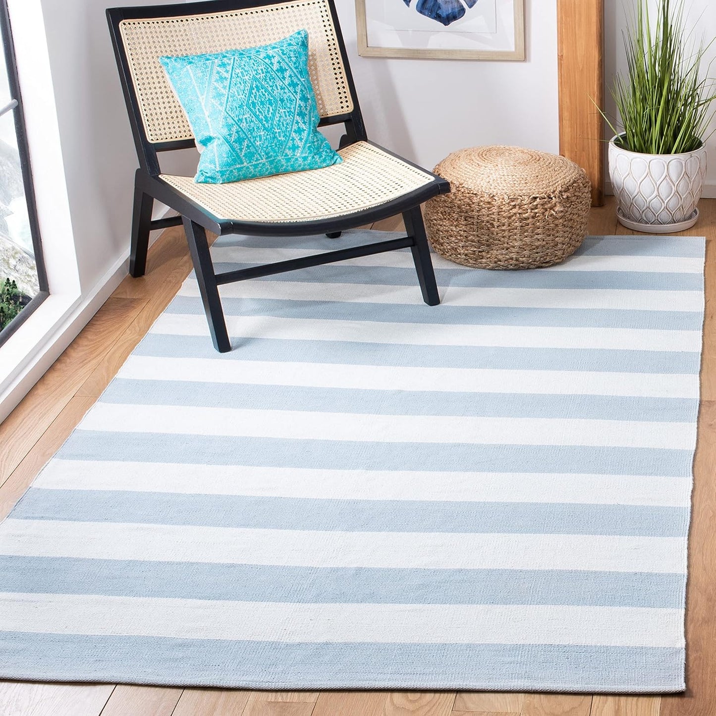 SAFAVIEH Montauk Collection Area Rug - 4' Round, Black & Ivory, Handmade Flatweave Cotton, Woven Texture, Farmhouse Stripe Pattern, Ideal for Living Room, Foyer, Bedroom, Dining Space (MTK712D)
