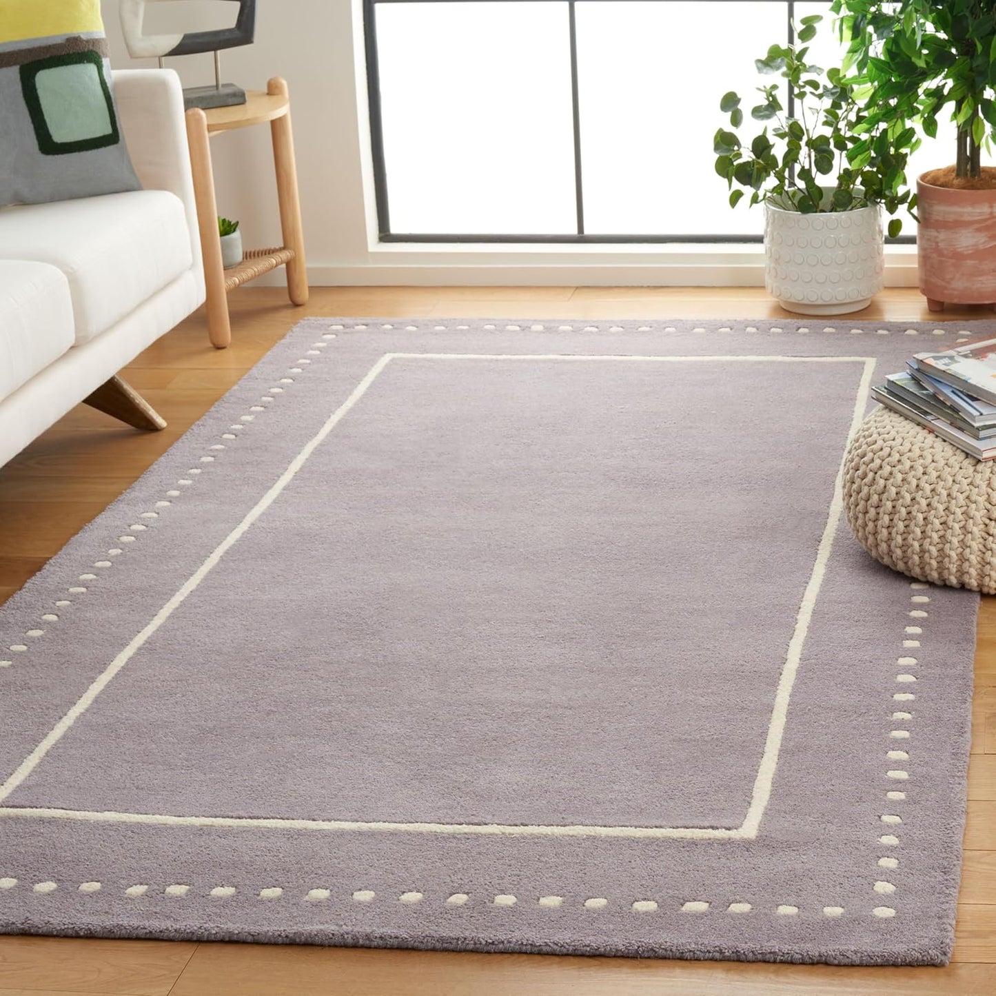 SAFAVIEH Bella Collection Area Rug - 5' Round, Black & Ivory, Handmade Dotted Border Wool, Ideal for High Traffic Areas in Living Room, Bedroom (BEL151E)