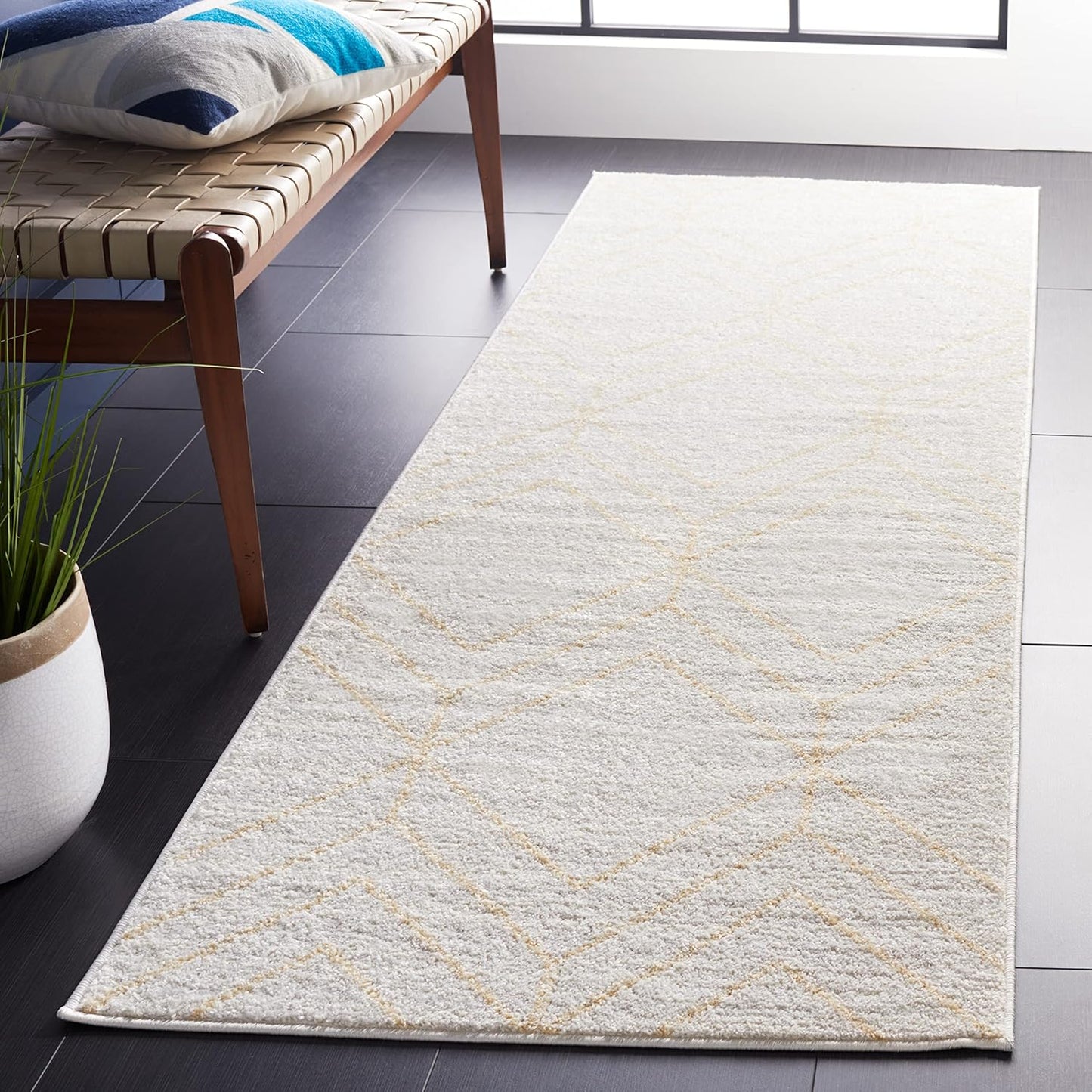 SAFAVIEH Adirondack Collection 6' Round Black/Ivory ADR241Z Modern Geometric Non-Shedding Dining Room Entryway Foyer Living Room Bedroom Area Rug