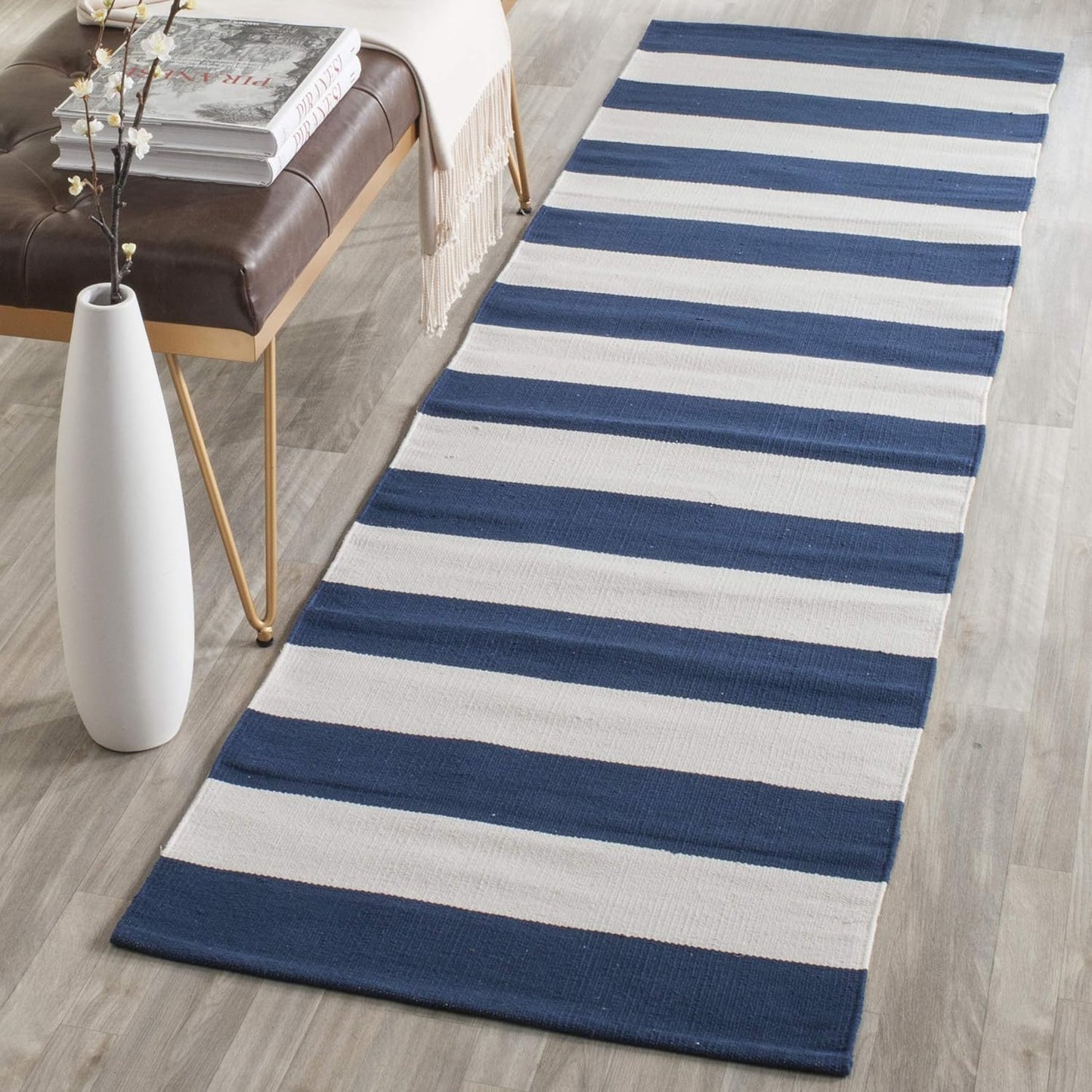 SAFAVIEH Montauk Collection Area Rug - 4' Round, Black & Ivory, Handmade Flatweave Cotton, Woven Texture, Farmhouse Stripe Pattern, Ideal for Living Room, Foyer, Bedroom, Dining Space (MTK712D)